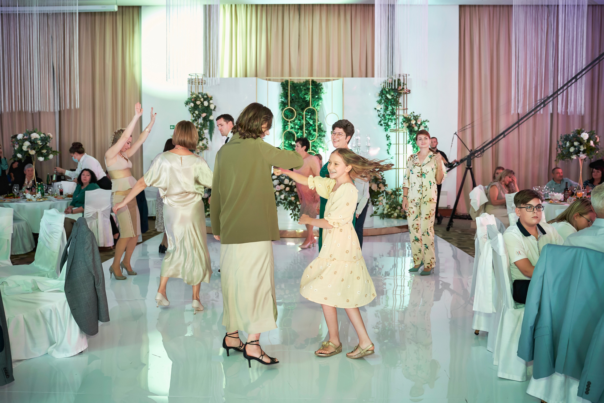 Красивая выездная регистрация в «Шато Де Талю» винодельня в Геленджике. ТВИНС СТУДИО — лучшие свадебные фотографы и видеографы в Краснодаре