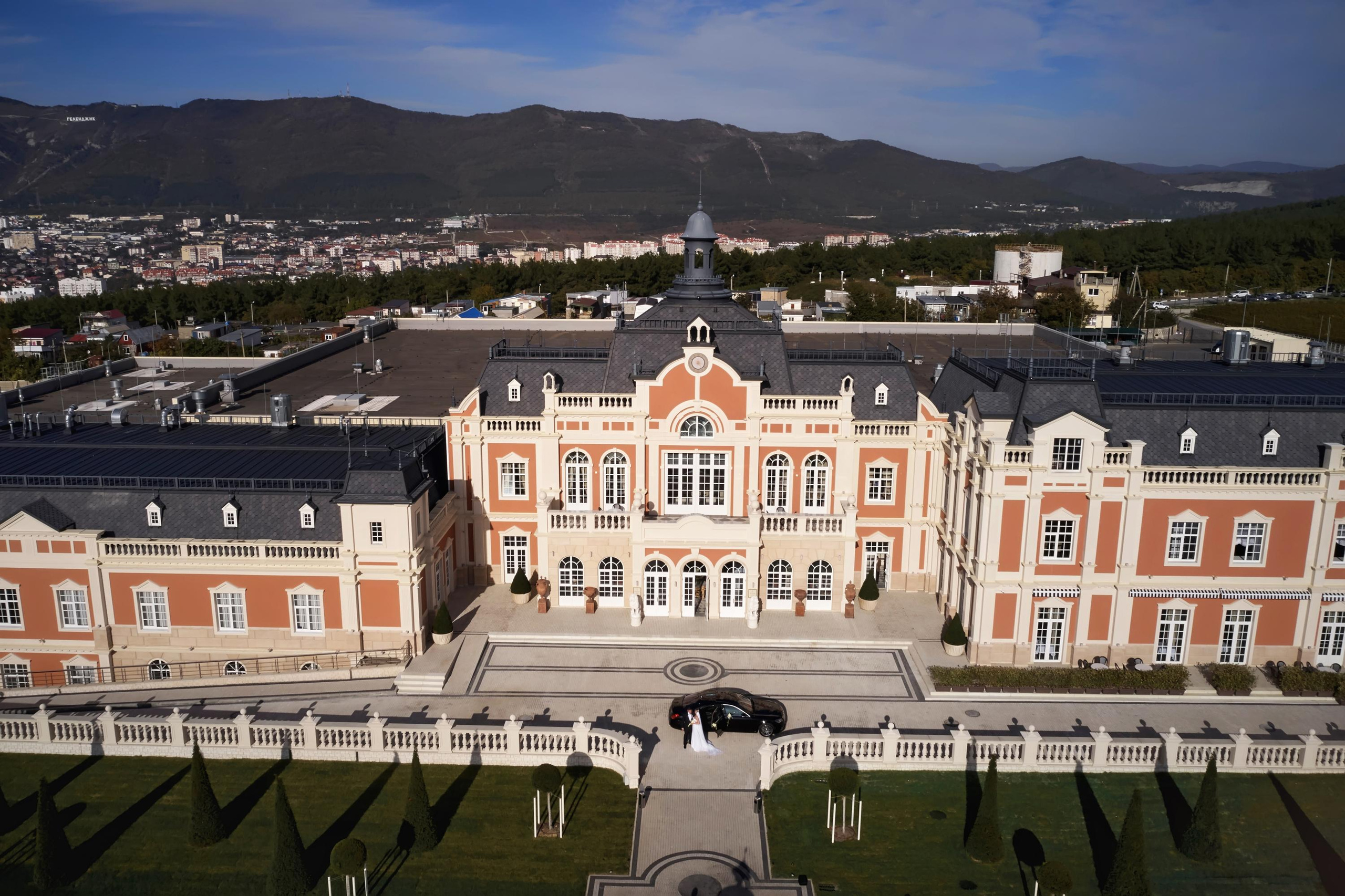 Красивая выездная регистрация в «Шато Де Талю» винодельня в Геленджике. ТВИНС СТУДИО — лучшие свадебные фотографы и видеографы в Краснодаре