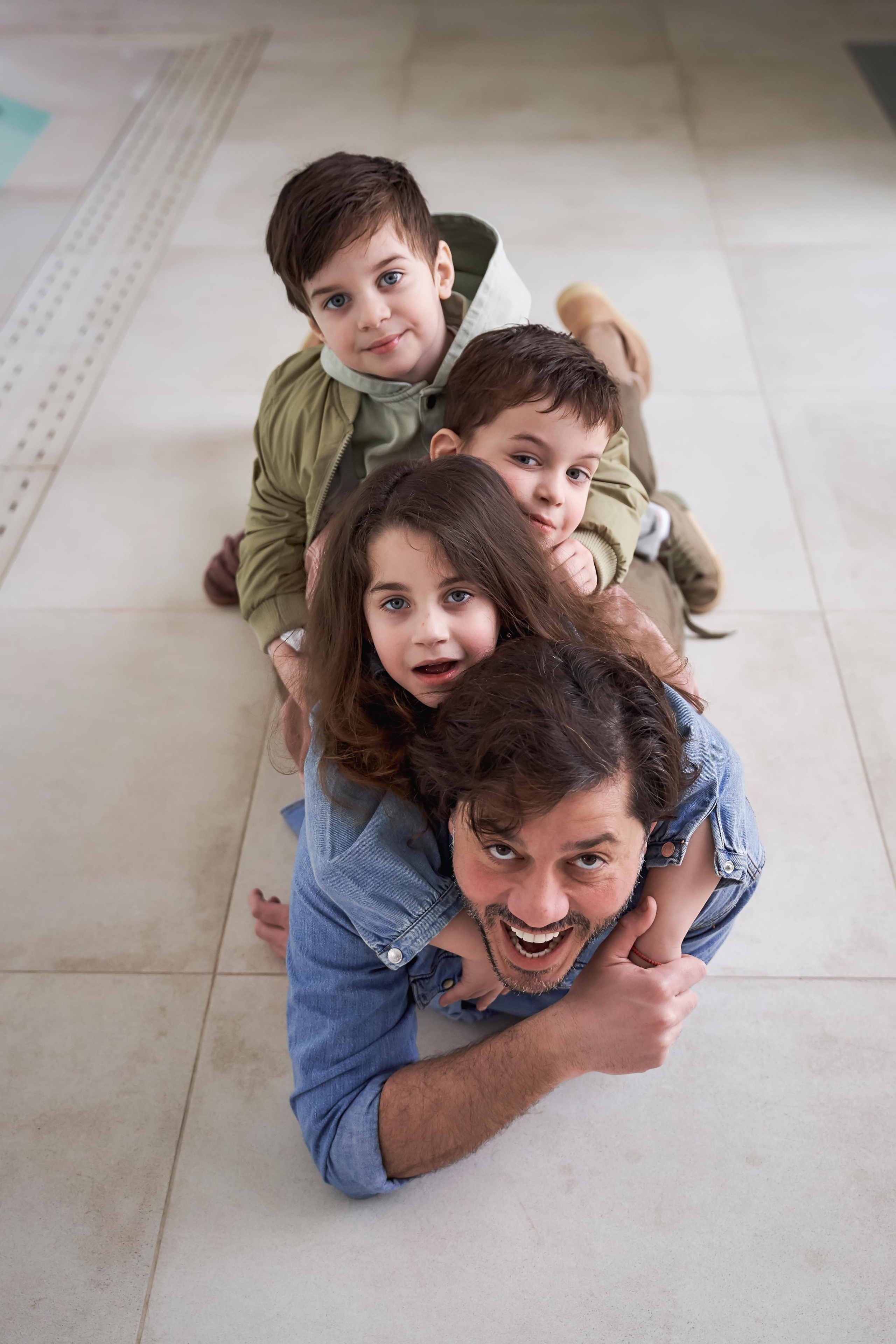 Самир Азарян и «три торнадо» Семейная фотосъёмка от Твинс Студио. ТВИНС СТУДИО — лучшие свадебные фотографы и видеографы в Краснодаре
