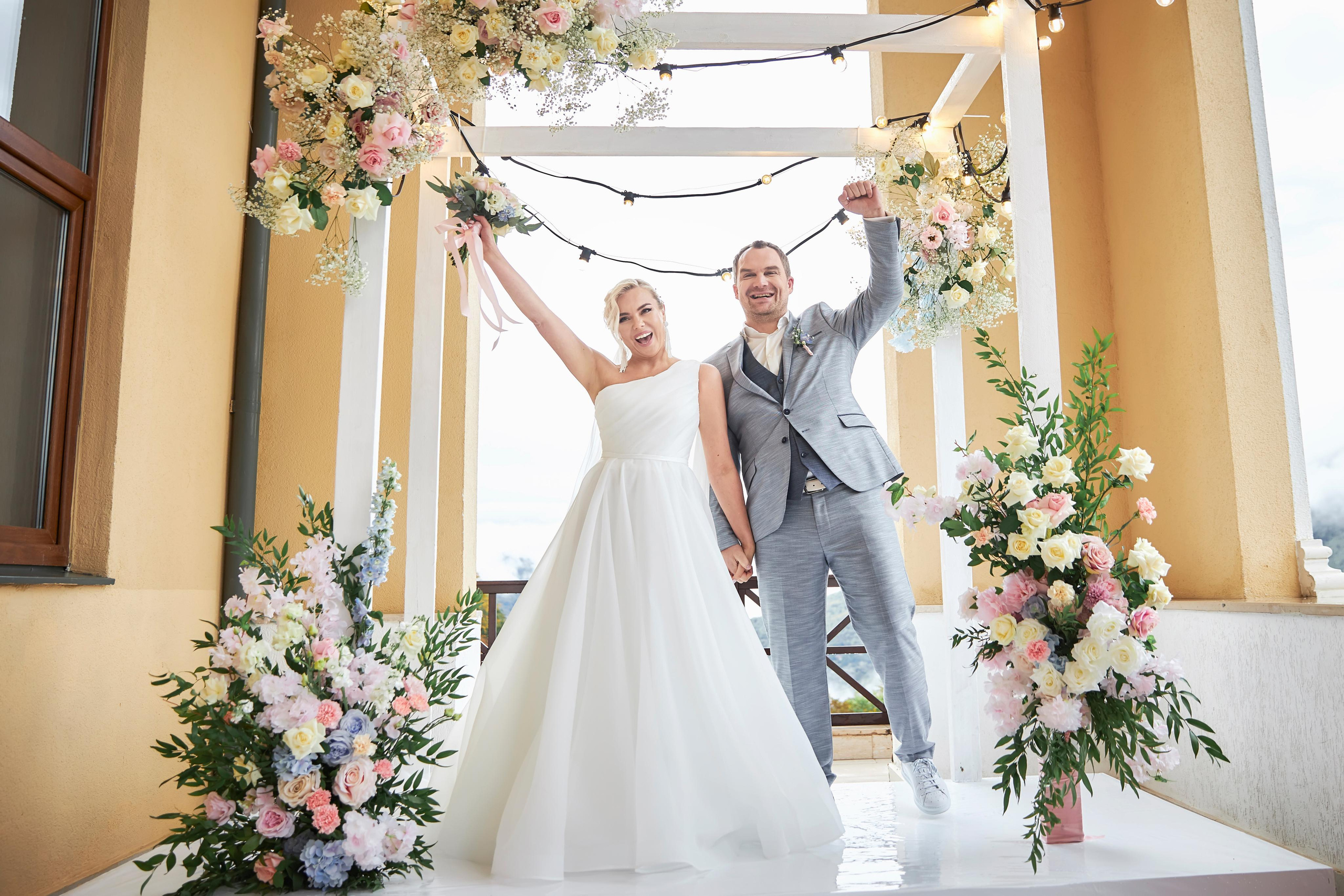 Свадьба в Красной Поляне от TWINS STUDIO в окружении гор. ТВИНС СТУДИО — лучшие свадебные фотографы и видеографы в Краснодаре