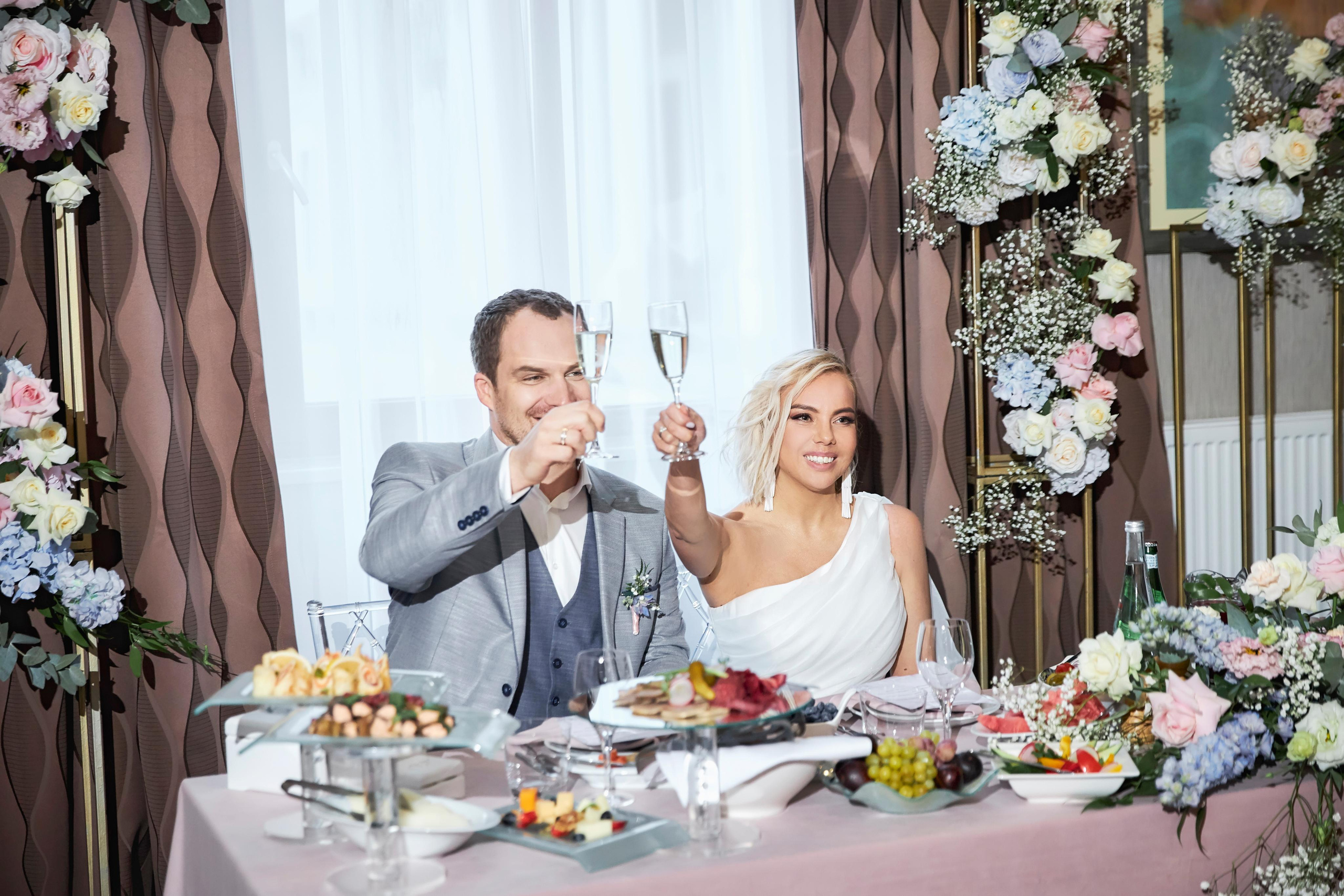 Свадьба в Красной Поляне от TWINS STUDIO в окружении гор. ТВИНС СТУДИО — лучшие свадебные фотографы и видеографы в Краснодаре