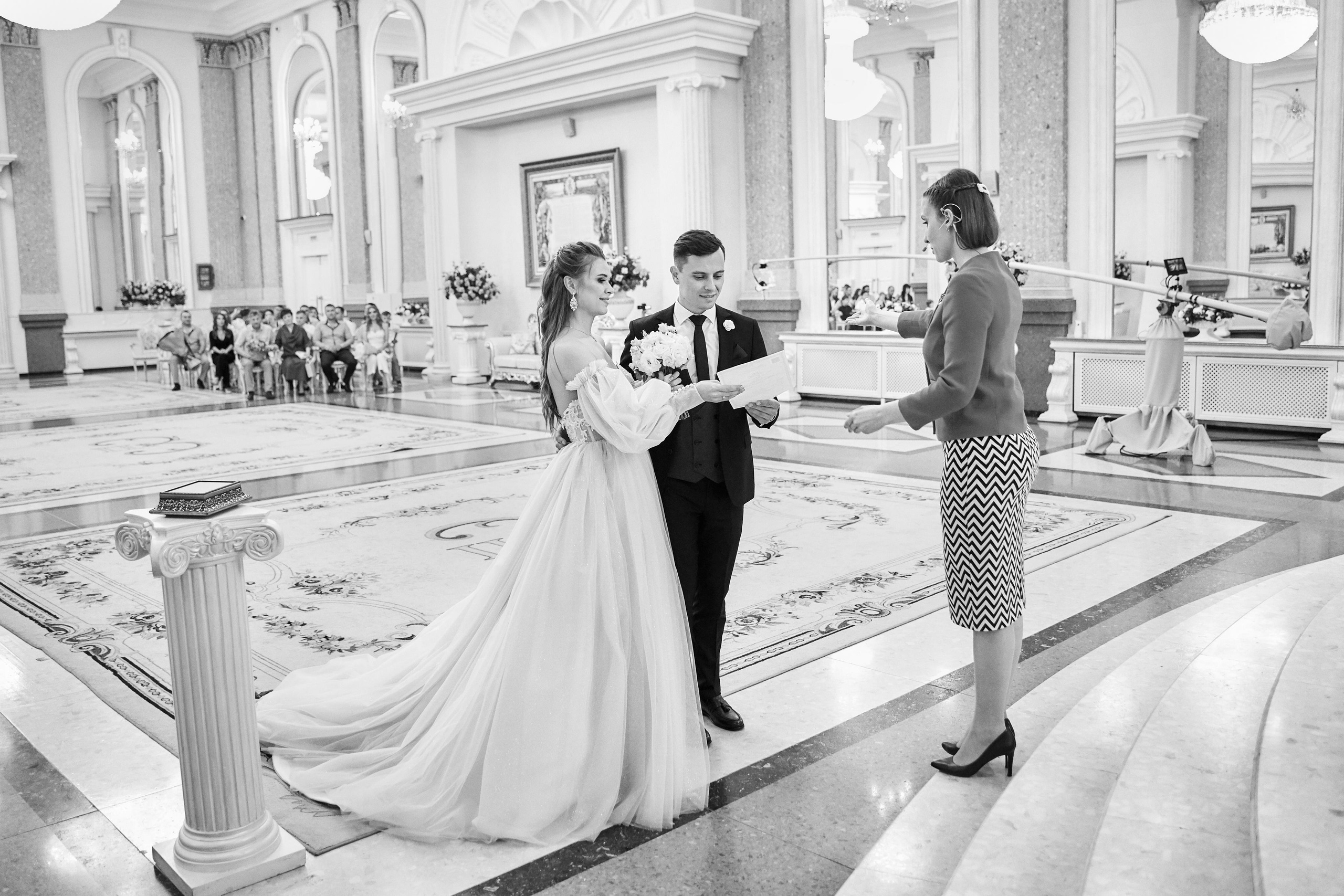 Камерная свадьба в фотостудии, парке Галицкого и Екатерининском загсе. ТВИНС СТУДИО — лучшие свадебные фотографы и видеографы в Краснодаре