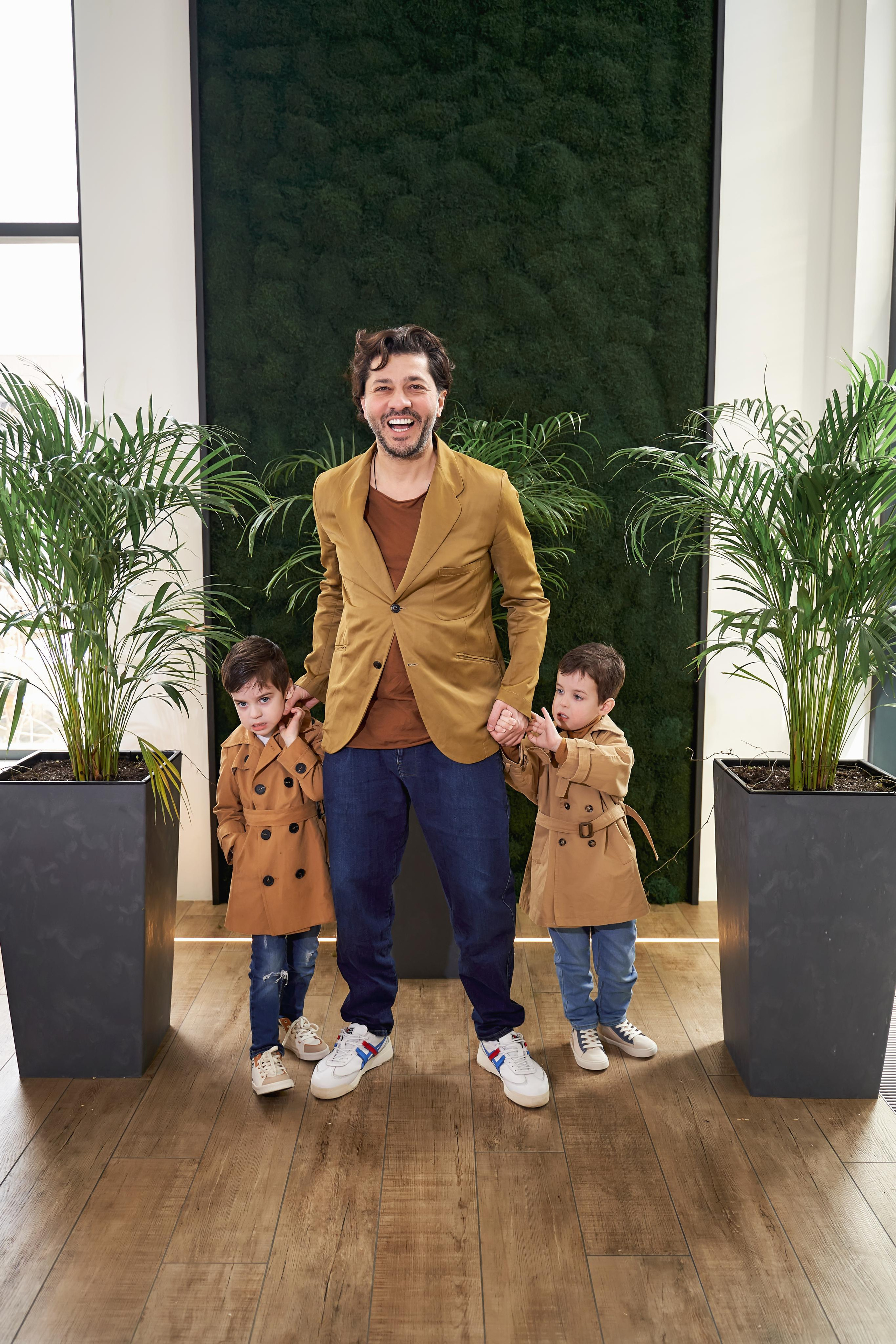 Самир Азарян и «три торнадо» Семейная фотосъёмка от Твинс Студио. ТВИНС СТУДИО — лучшие свадебные фотографы и видеографы в Краснодаре