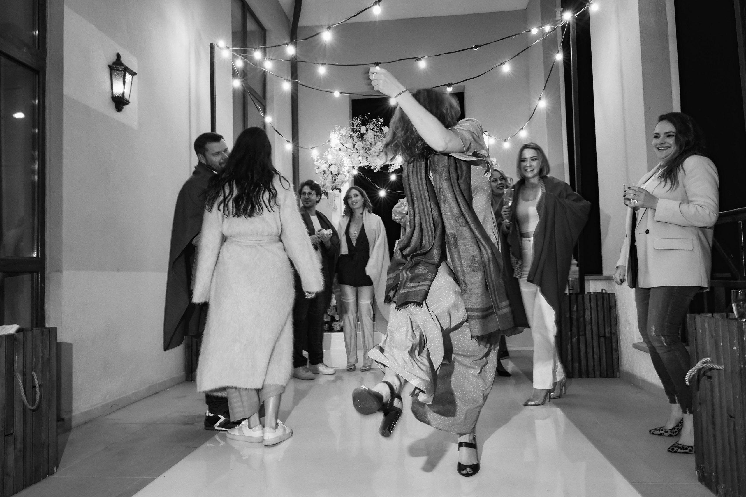 Свадьба в Красной Поляне от TWINS STUDIO в окружении гор. ТВИНС СТУДИО — лучшие свадебные фотографы и видеографы в Краснодаре