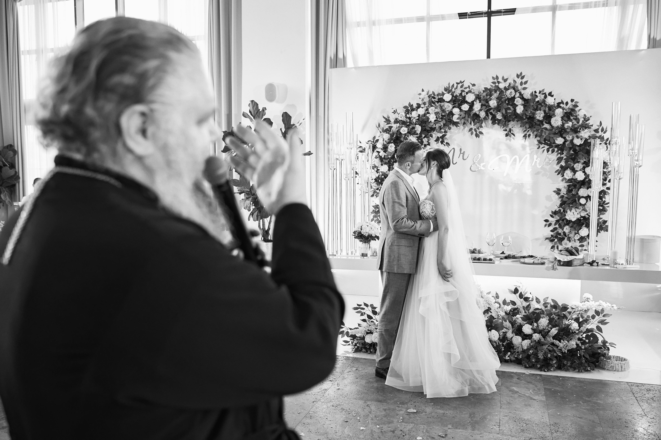 Прогулка на яхте в день свадьбы вместе с фото и видео Твинс Студио. ТВИНС СТУДИО — лучшие свадебные фотографы и видеографы в Краснодаре