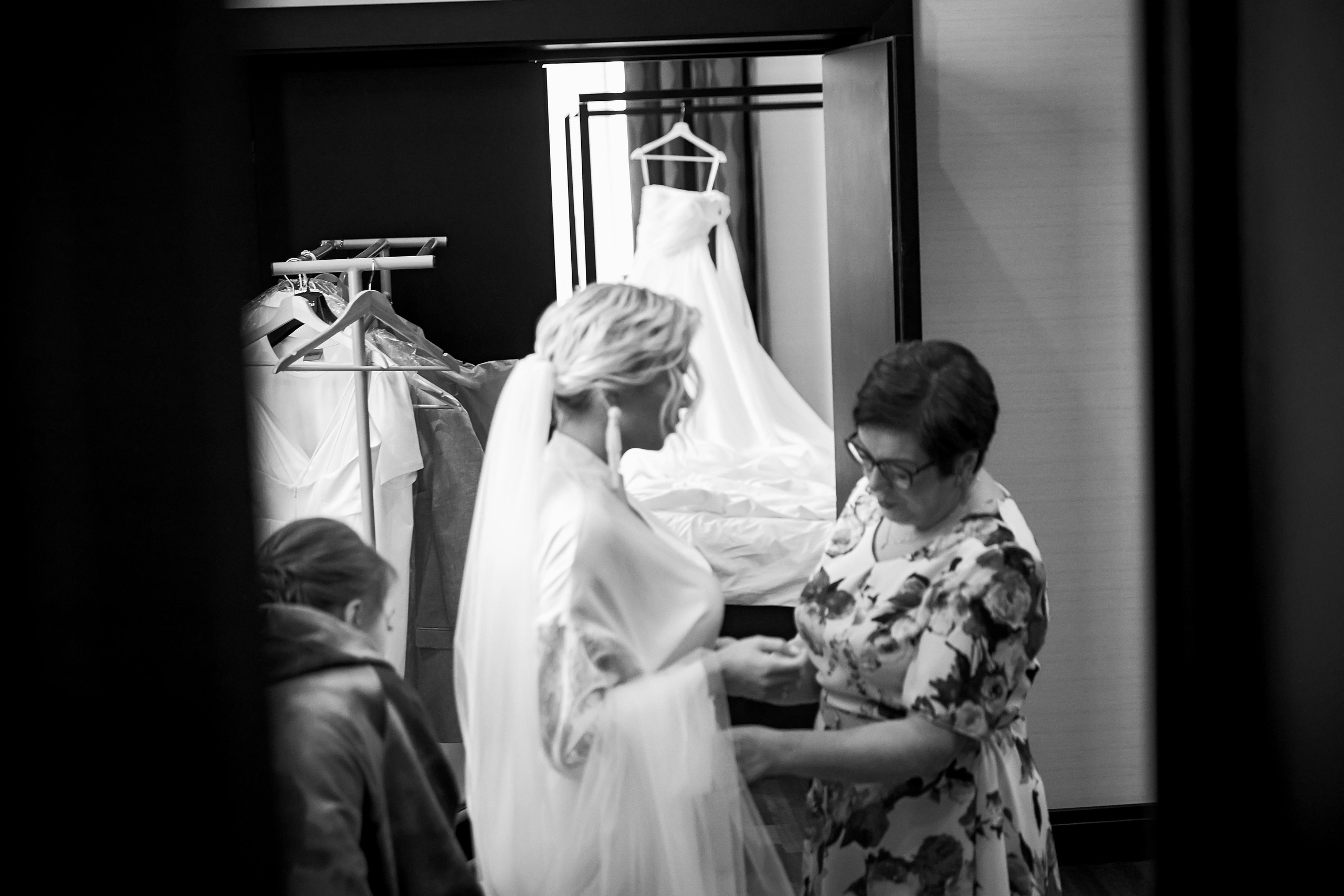 Свадьба в Красной Поляне от TWINS STUDIO в окружении гор. ТВИНС СТУДИО — лучшие свадебные фотографы и видеографы в Краснодаре