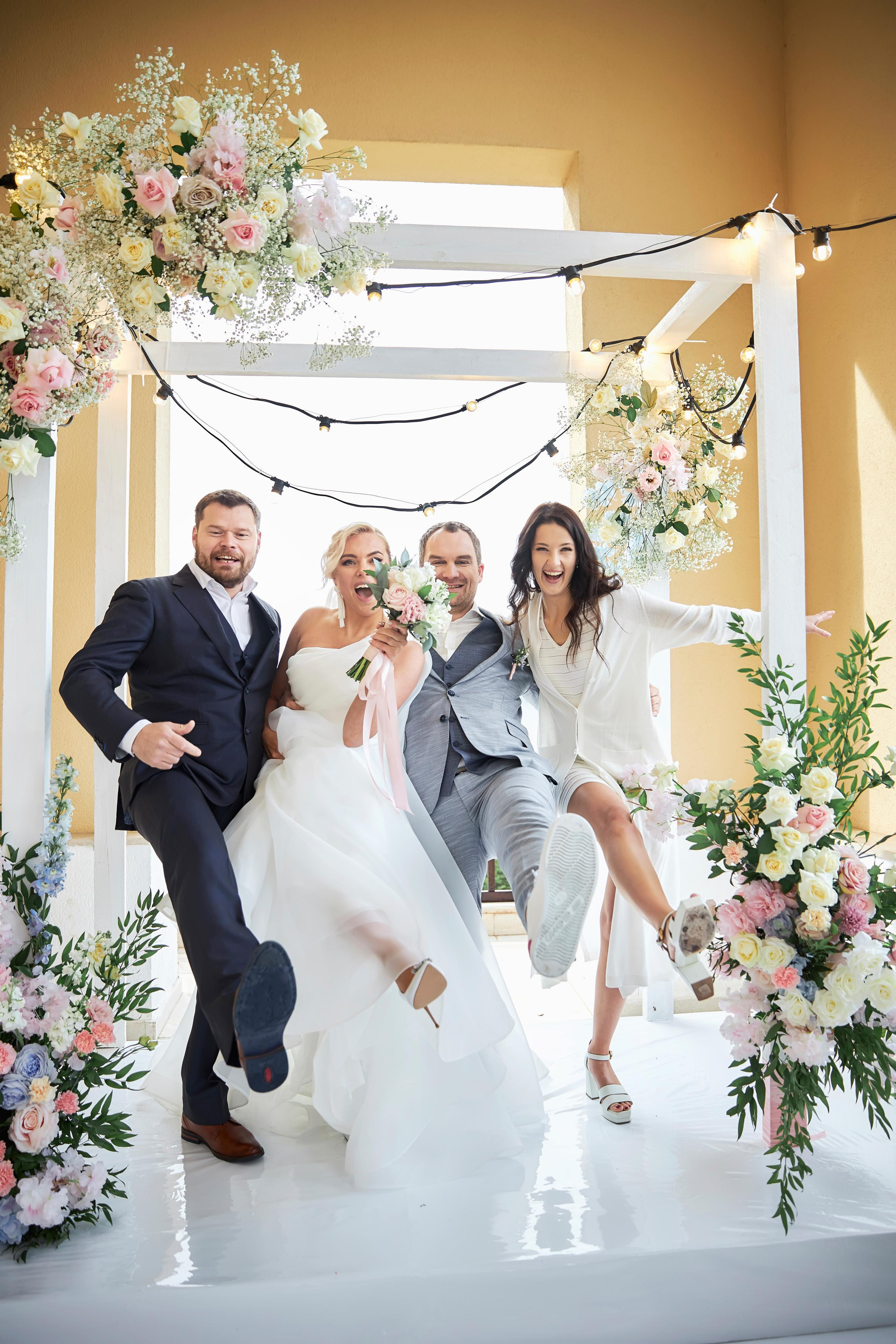 Свадьба в Красной Поляне от TWINS STUDIO в окружении гор. ТВИНС СТУДИО — лучшие свадебные фотографы и видеографы в Краснодаре