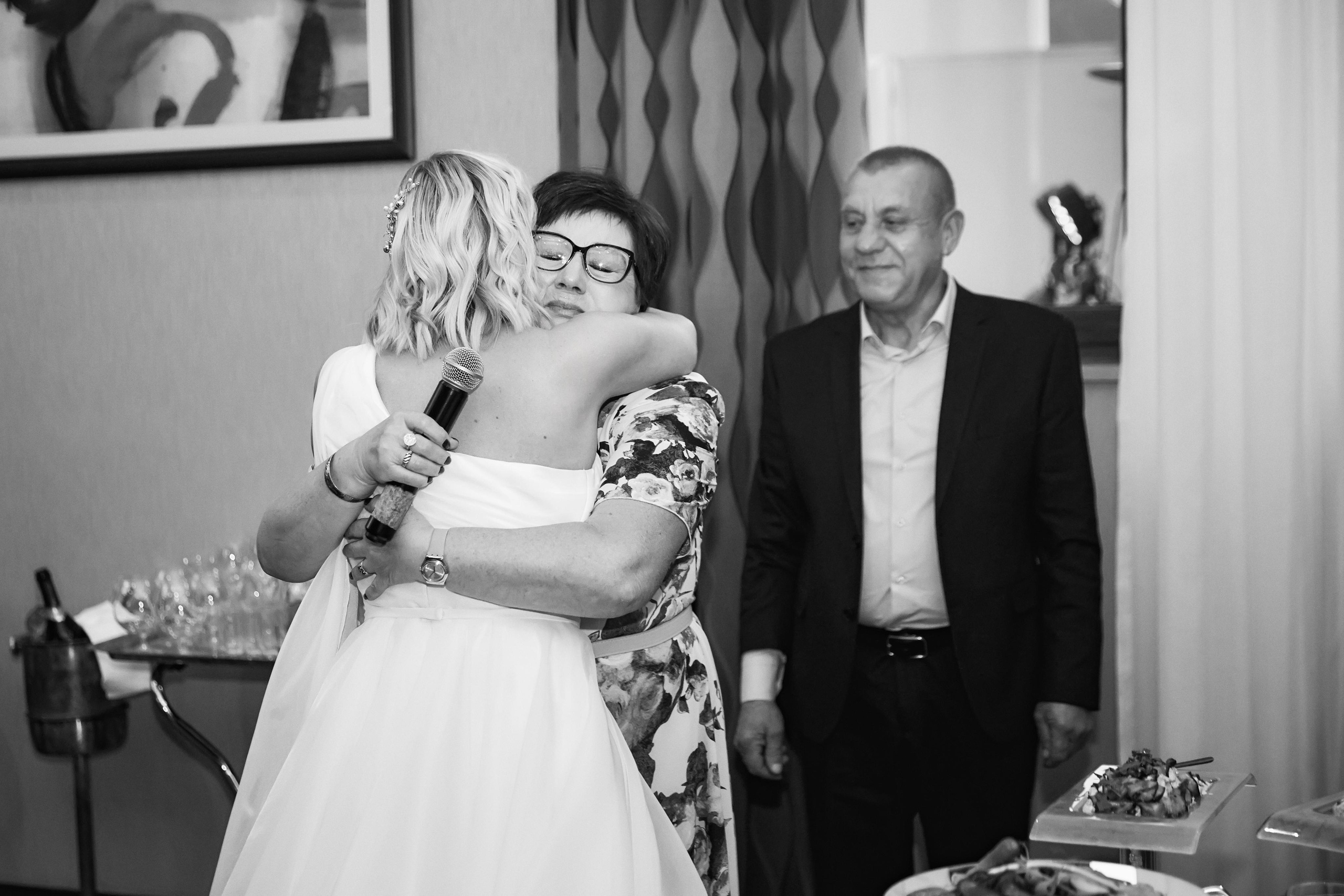 Свадьба в Красной Поляне от TWINS STUDIO в окружении гор. ТВИНС СТУДИО — лучшие свадебные фотографы и видеографы в Краснодаре