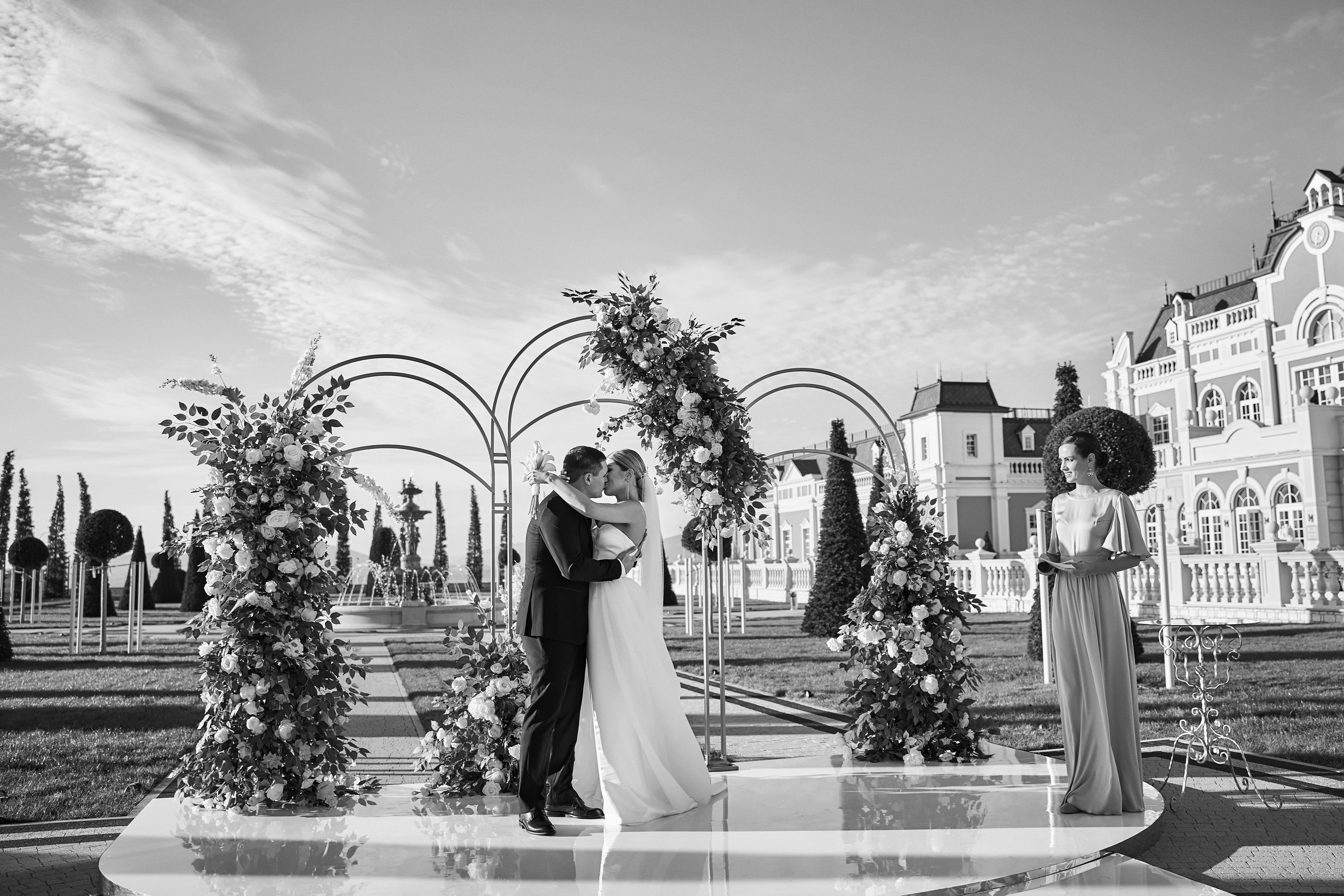 Красивая выездная регистрация в «Шато Де Талю» винодельня в Геленджике. ТВИНС СТУДИО — лучшие свадебные фотографы и видеографы в Краснодаре