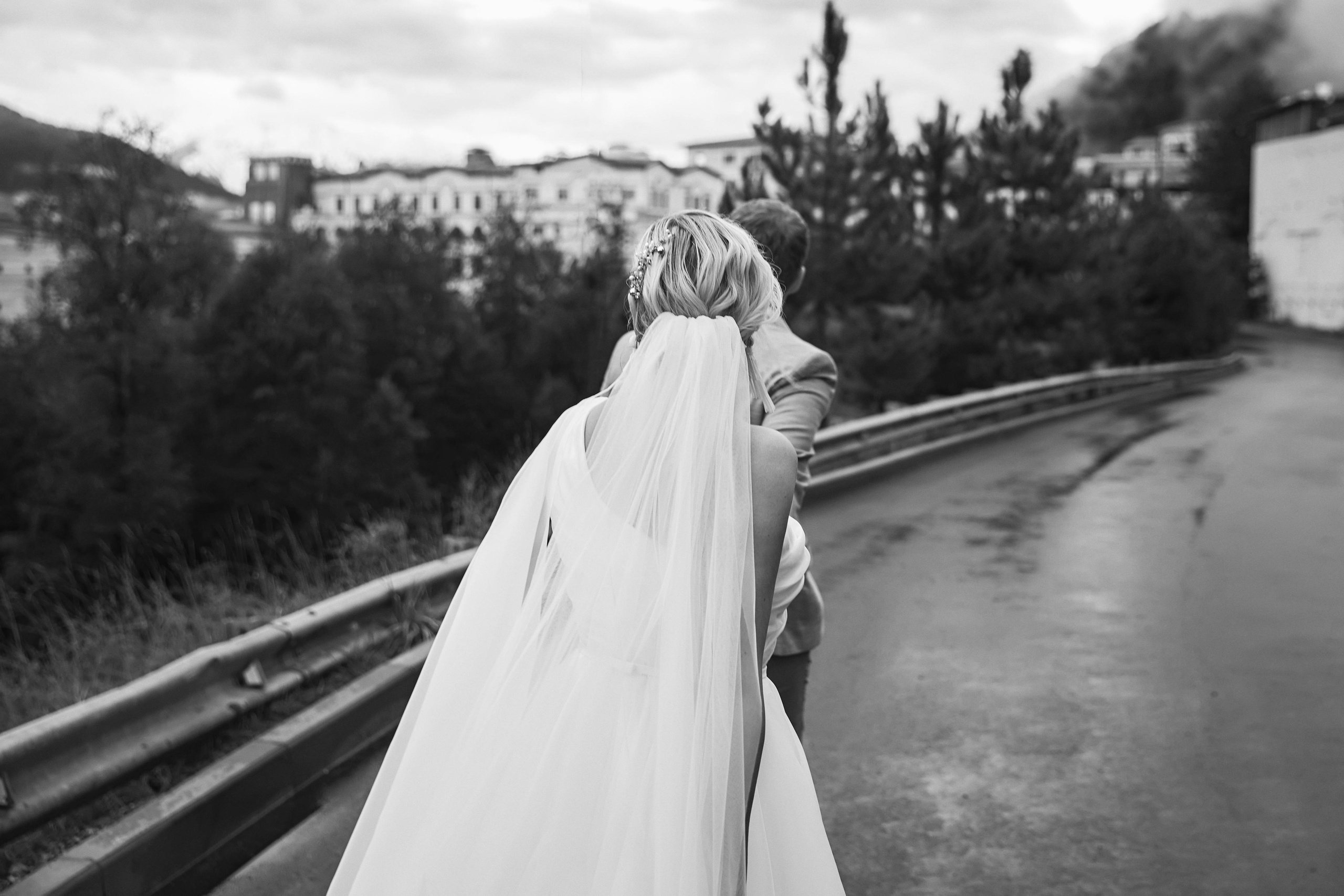 Свадьба в Красной Поляне от TWINS STUDIO в окружении гор. ТВИНС СТУДИО — лучшие свадебные фотографы и видеографы в Краснодаре