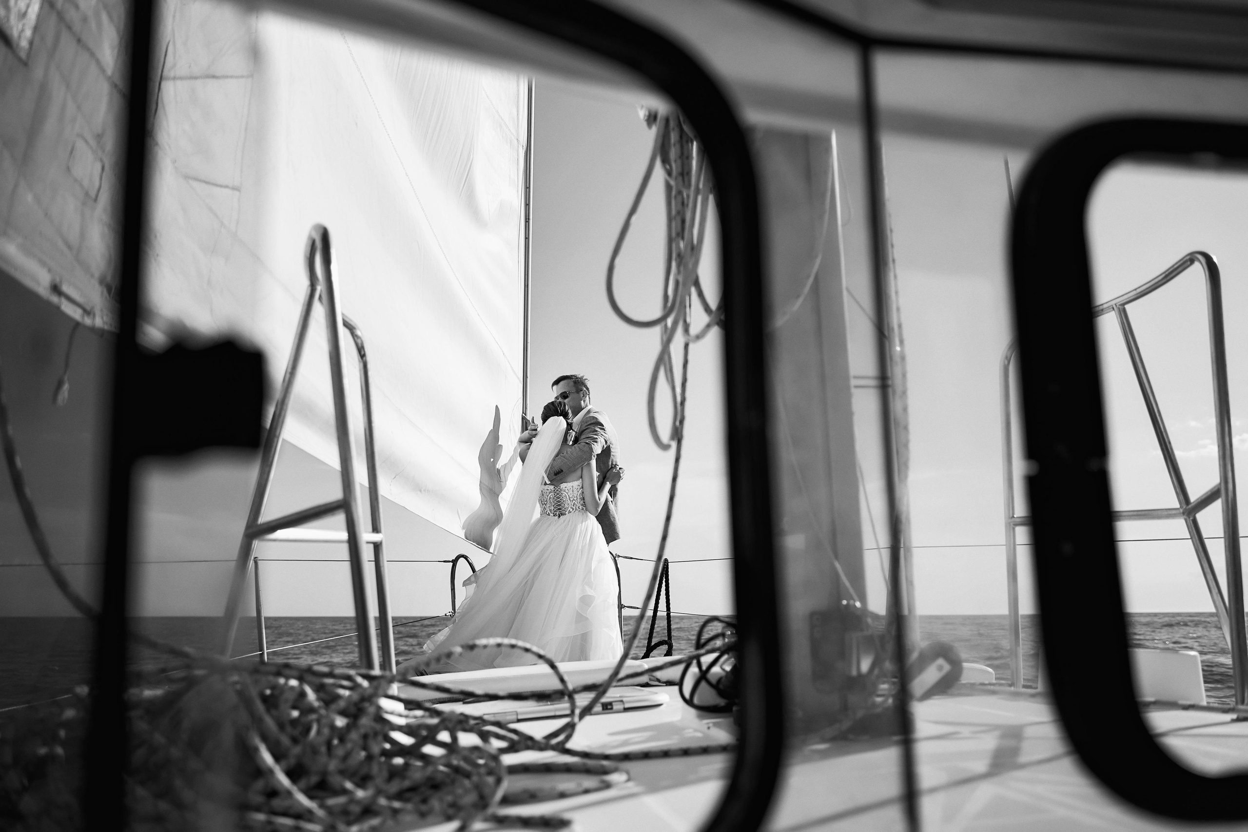 Прогулка на яхте в день свадьбы вместе с фото и видео Твинс Студио. ТВИНС СТУДИО — лучшие свадебные фотографы и видеографы в Краснодаре