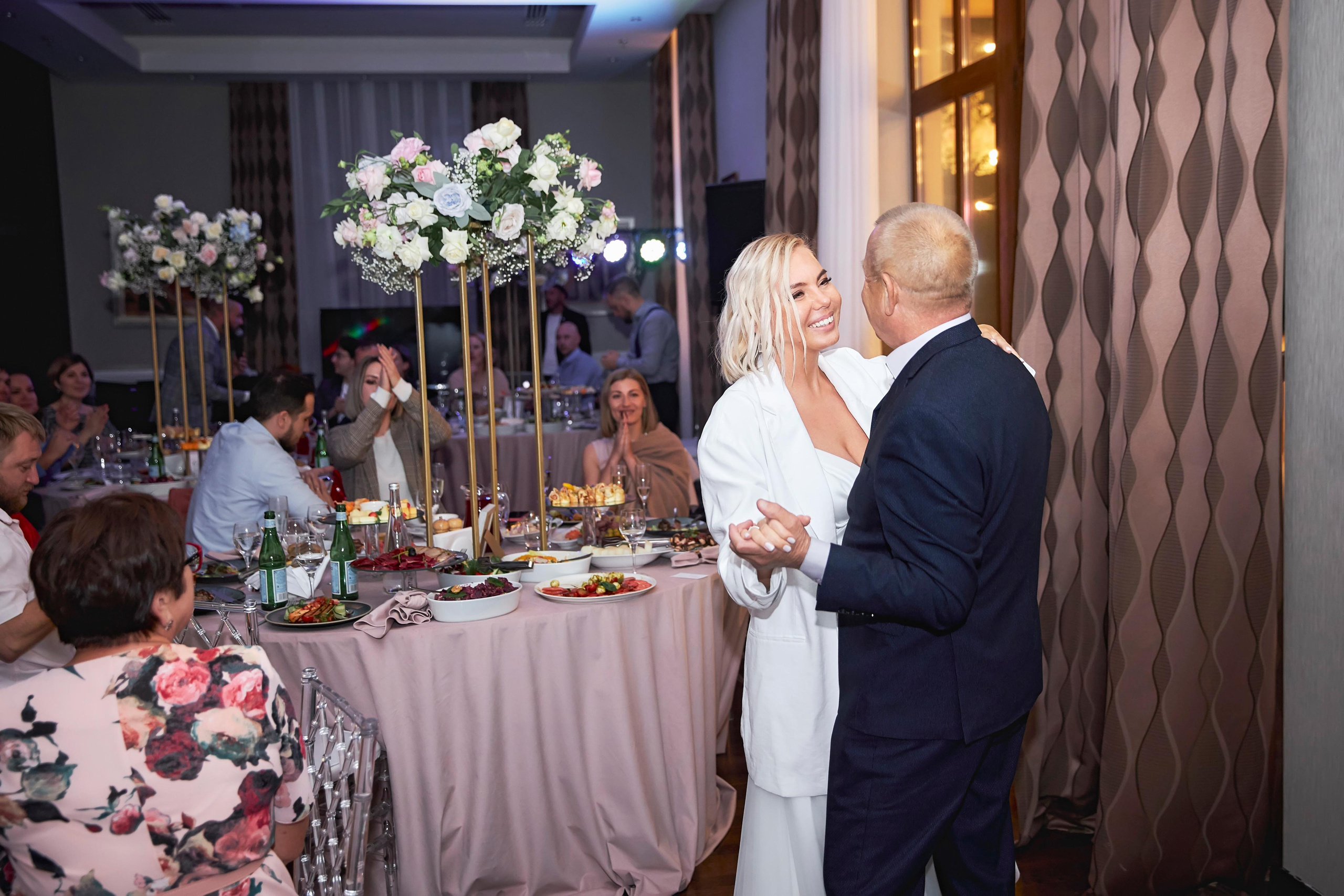 Свадьба в Красной Поляне от TWINS STUDIO в окружении гор. ТВИНС СТУДИО — лучшие свадебные фотографы и видеографы в Краснодаре