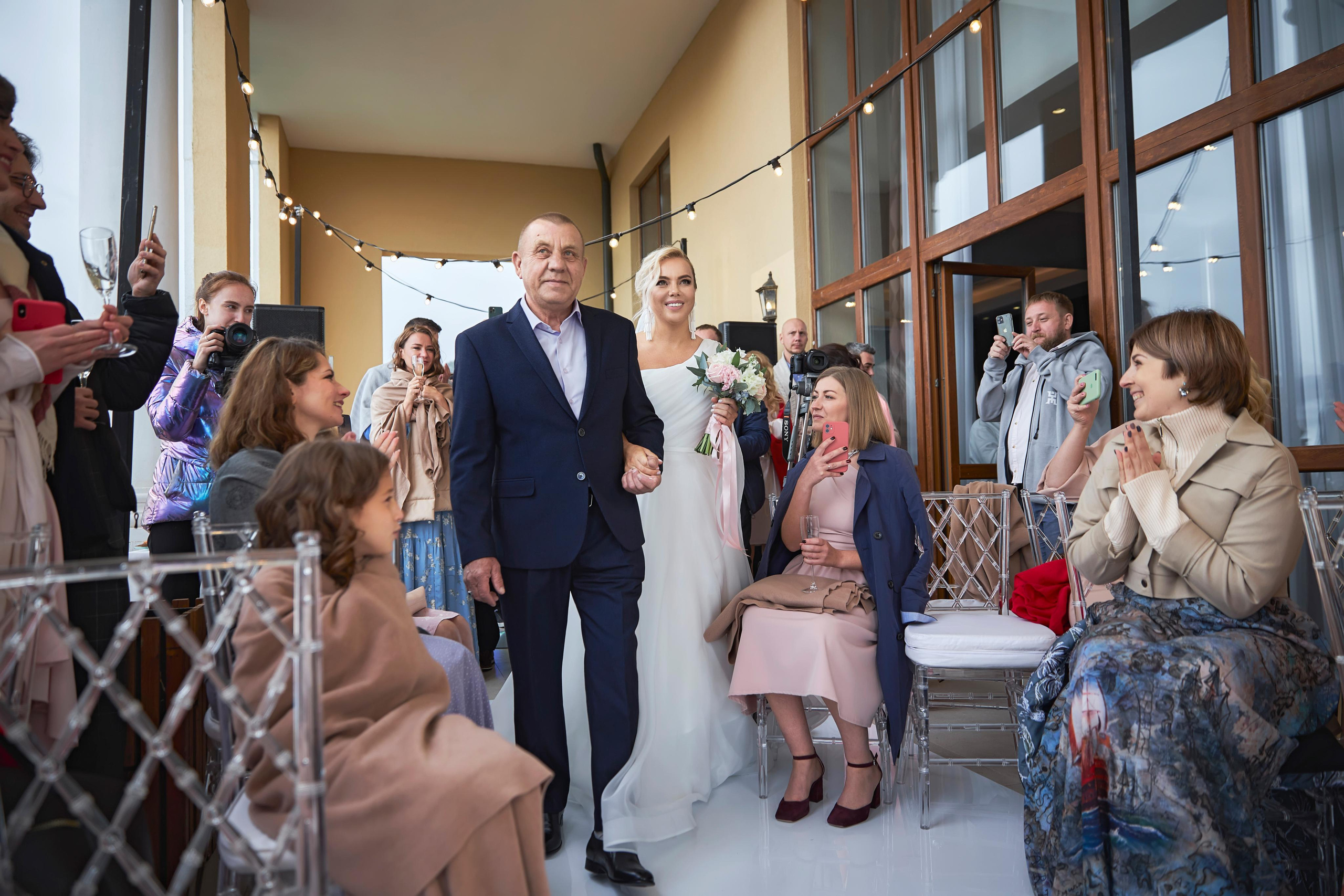 Свадьба в Красной Поляне от TWINS STUDIO в окружении гор. ТВИНС СТУДИО — лучшие свадебные фотографы и видеографы в Краснодаре