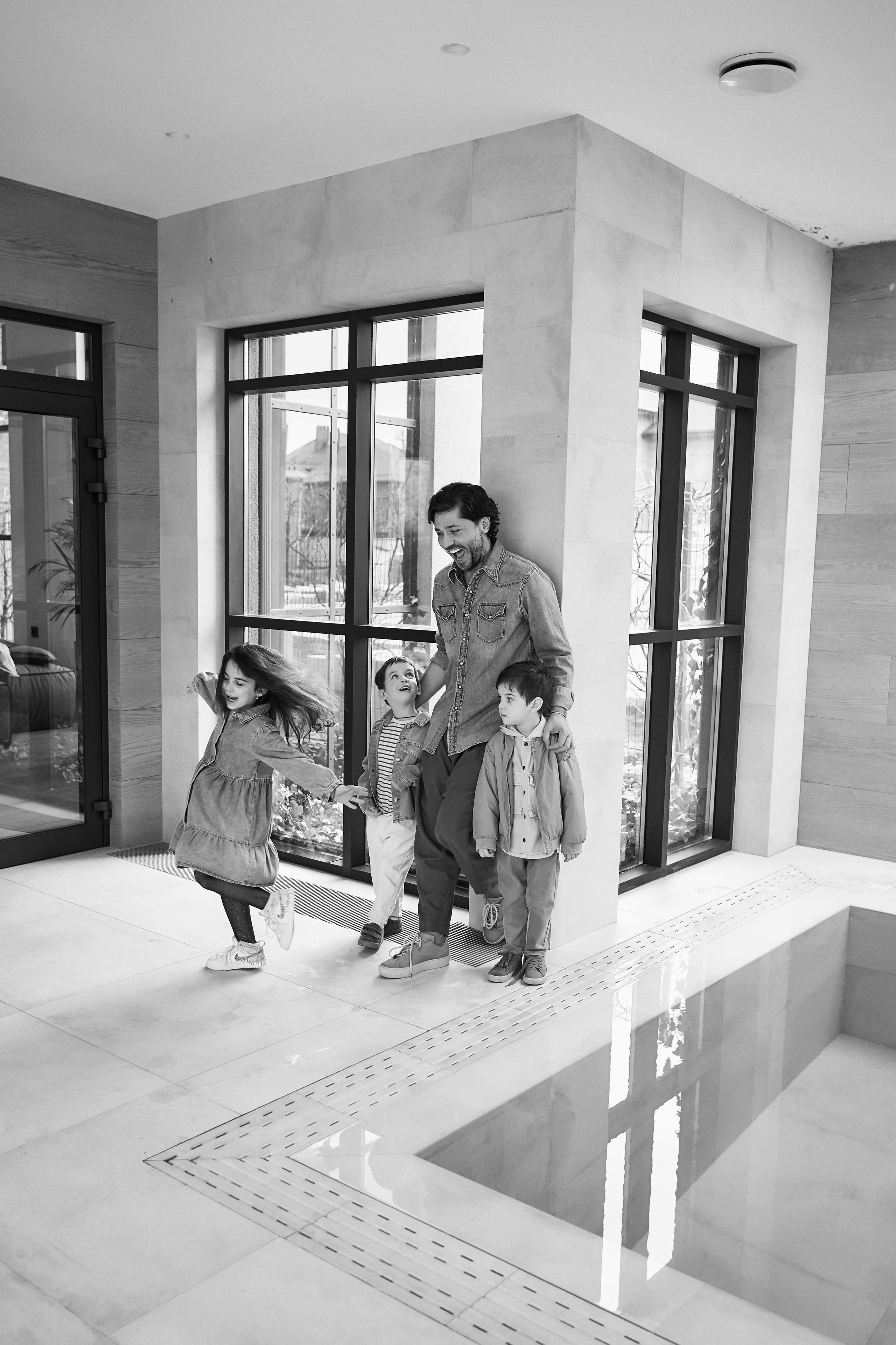 Самир Азарян и «три торнадо» Семейная фотосъёмка от Твинс Студио. ТВИНС СТУДИО — лучшие свадебные фотографы и видеографы в Краснодаре