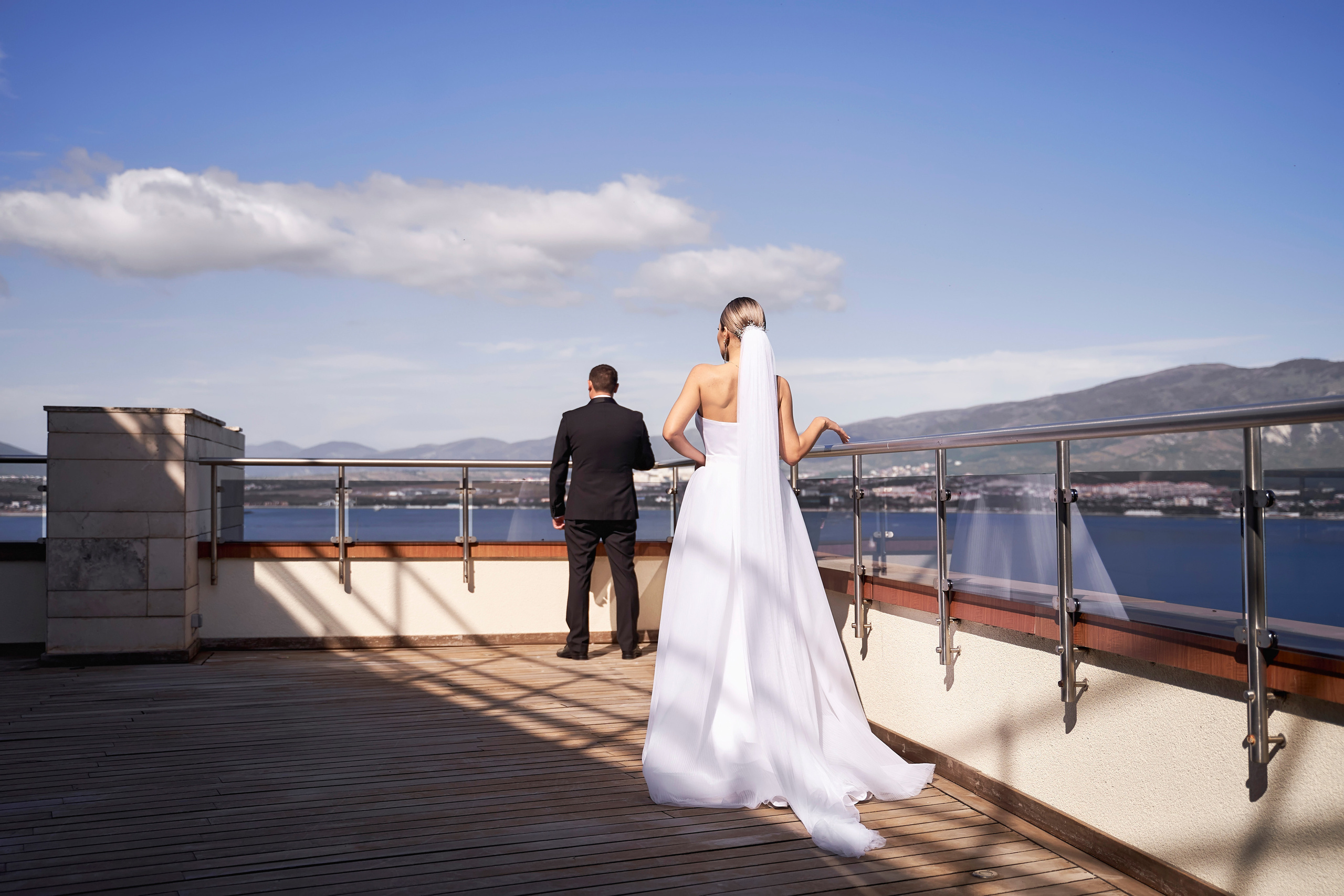 Красивая выездная регистрация в «Шато Де Талю» винодельня в Геленджике. ТВИНС СТУДИО — лучшие свадебные фотографы и видеографы в Краснодаре