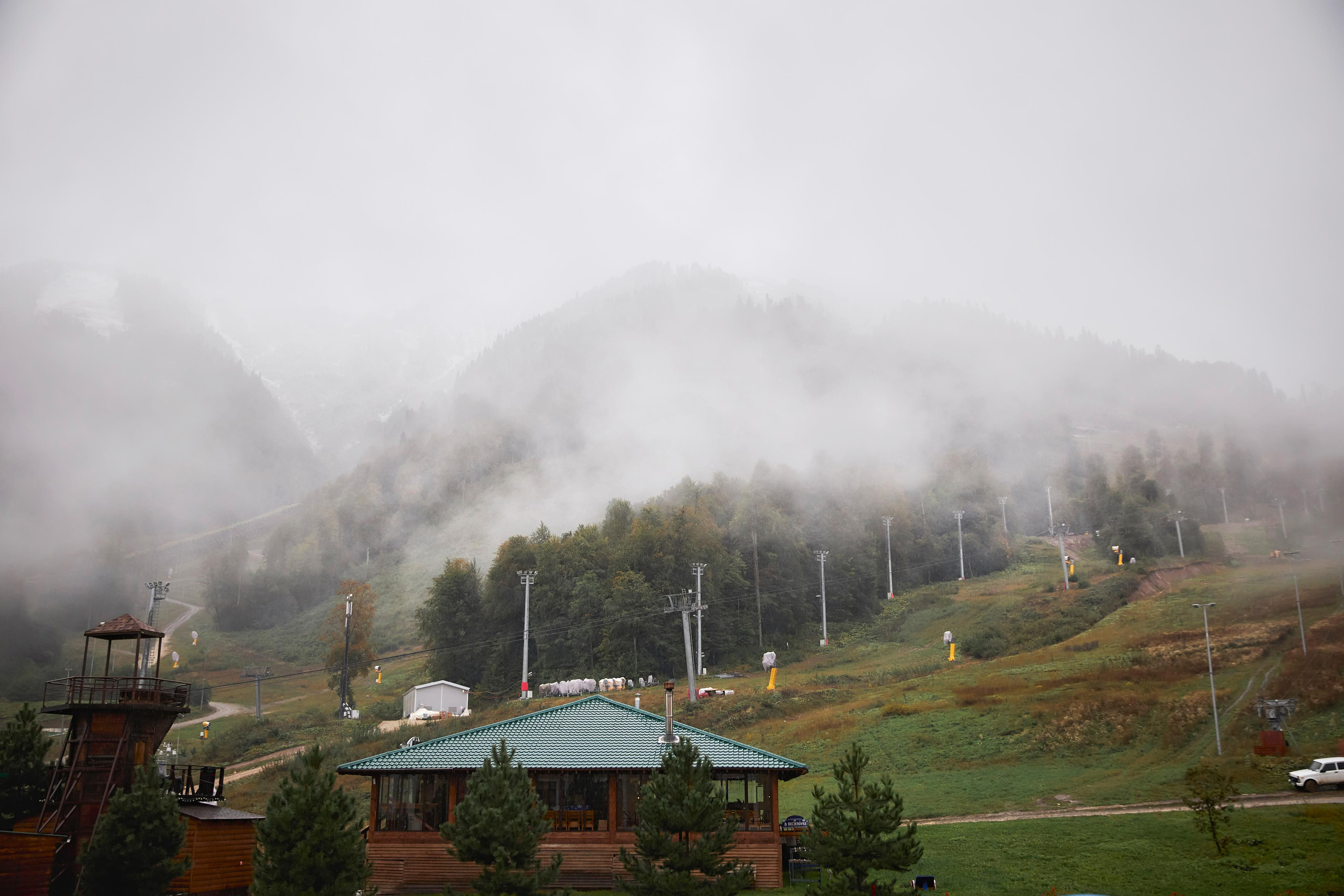 Свадьба в Красной Поляне от TWINS STUDIO в окружении гор. ТВИНС СТУДИО — лучшие свадебные фотографы и видеографы в Краснодаре