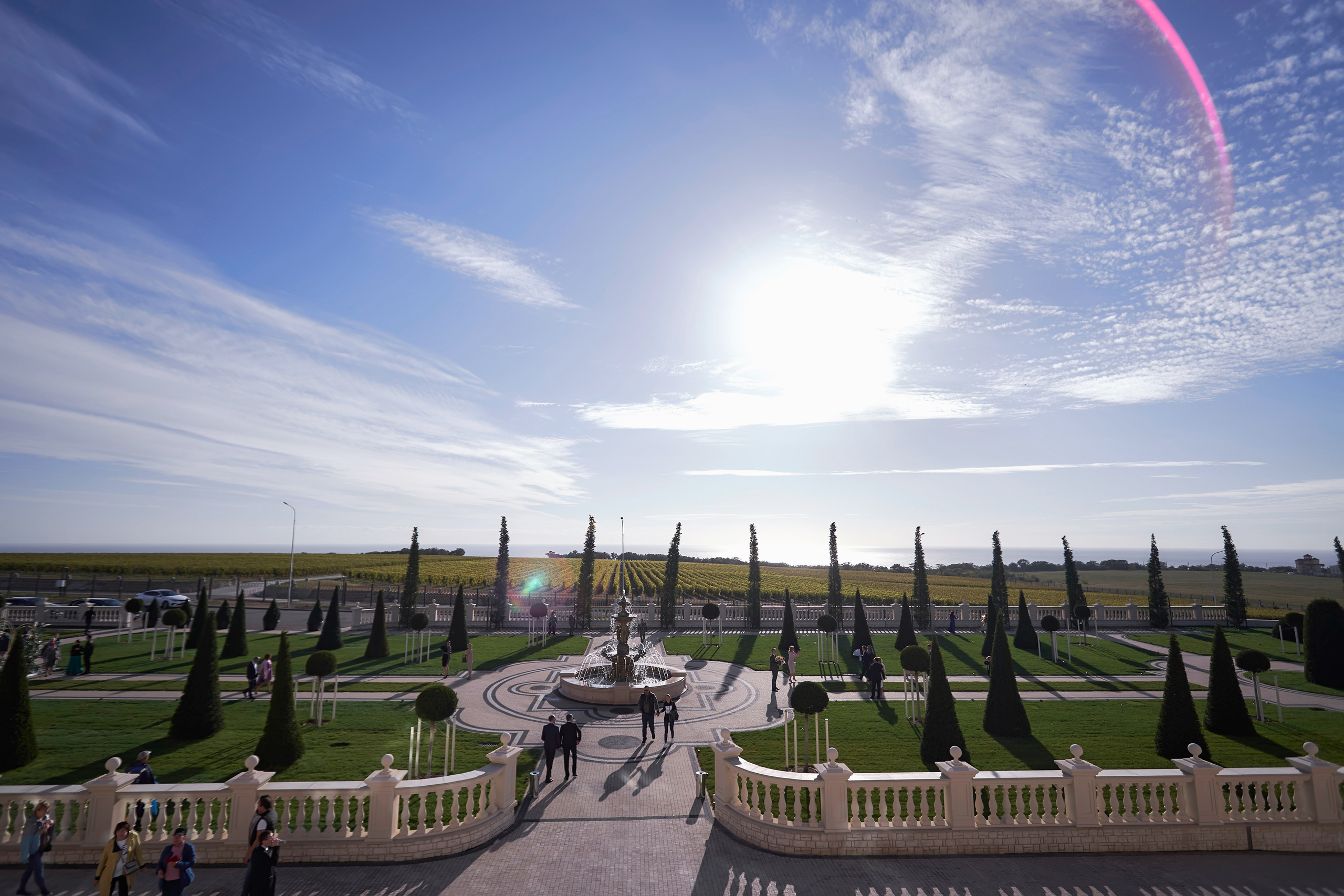 Красивая выездная регистрация в «Шато Де Талю» винодельня в Геленджике. ТВИНС СТУДИО — лучшие свадебные фотографы и видеографы в Краснодаре