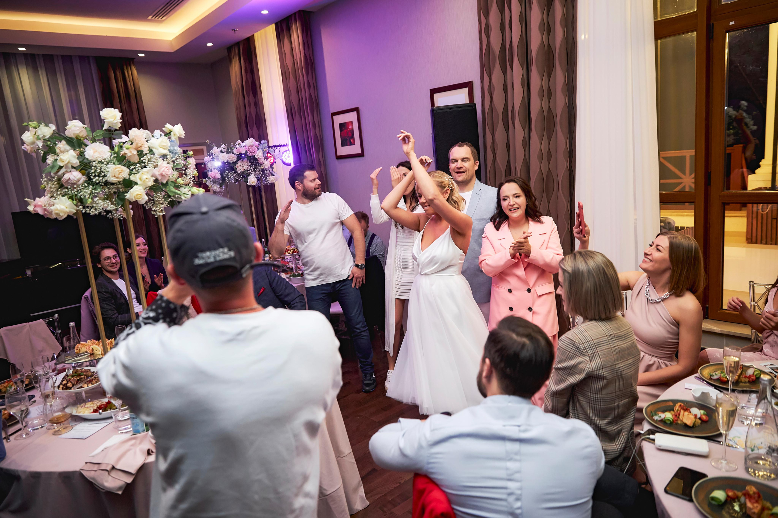 Свадьба в Красной Поляне от TWINS STUDIO в окружении гор. ТВИНС СТУДИО — лучшие свадебные фотографы и видеографы в Краснодаре