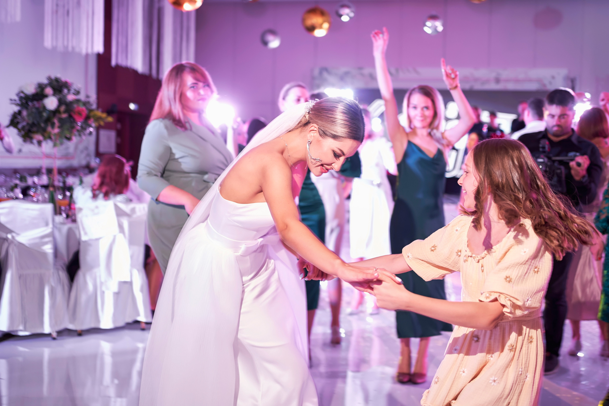 Красивая выездная регистрация в «Шато Де Талю» винодельня в Геленджике. ТВИНС СТУДИО — лучшие свадебные фотографы и видеографы в Краснодаре