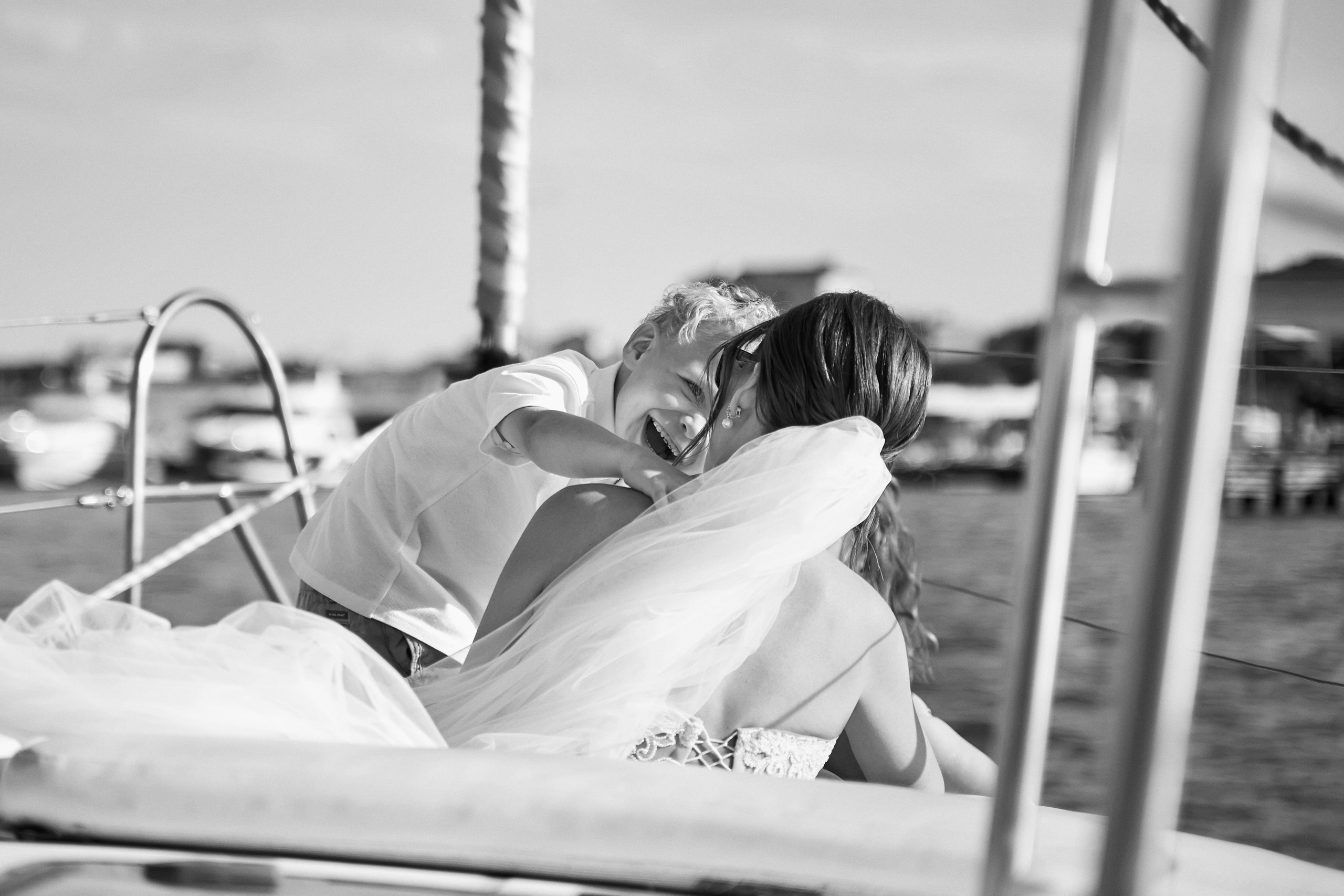 Прогулка на яхте в день свадьбы вместе с фото и видео Твинс Студио. ТВИНС СТУДИО — лучшие свадебные фотографы и видеографы в Краснодаре