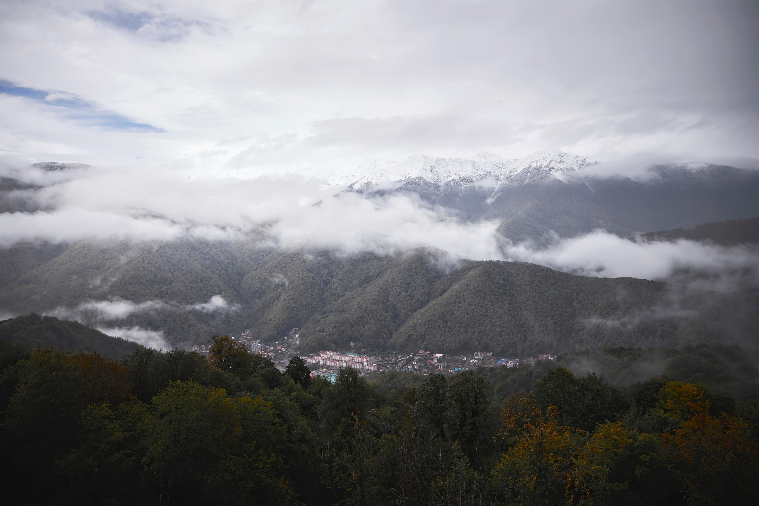 Свадьба в Красной Поляне от TWINS STUDIO в окружении гор. ТВИНС СТУДИО — лучшие свадебные фотографы и видеографы в Краснодаре