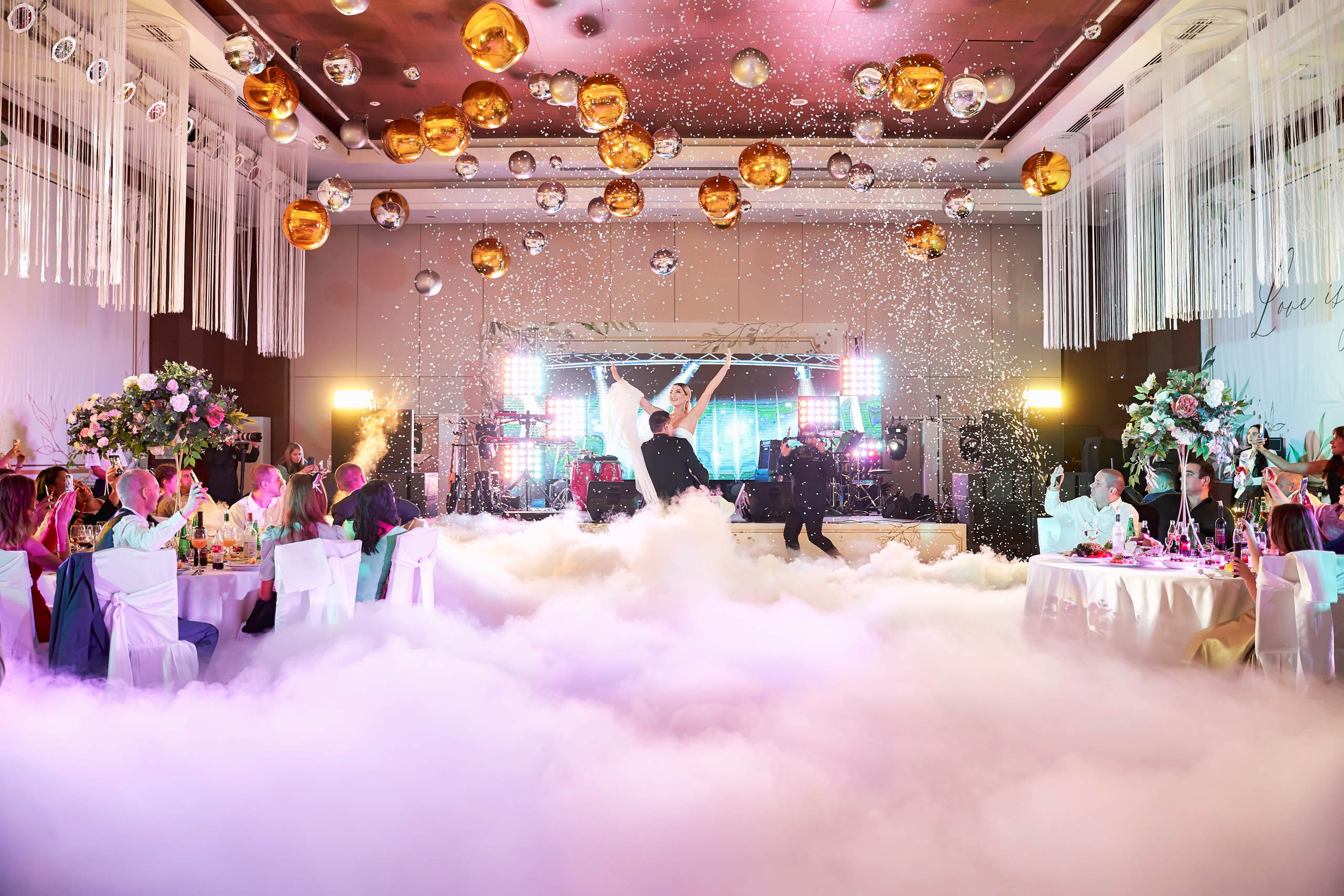 Красивая выездная регистрация в «Шато Де Талю» винодельня в Геленджике. ТВИНС СТУДИО — лучшие свадебные фотографы и видеографы в Краснодаре