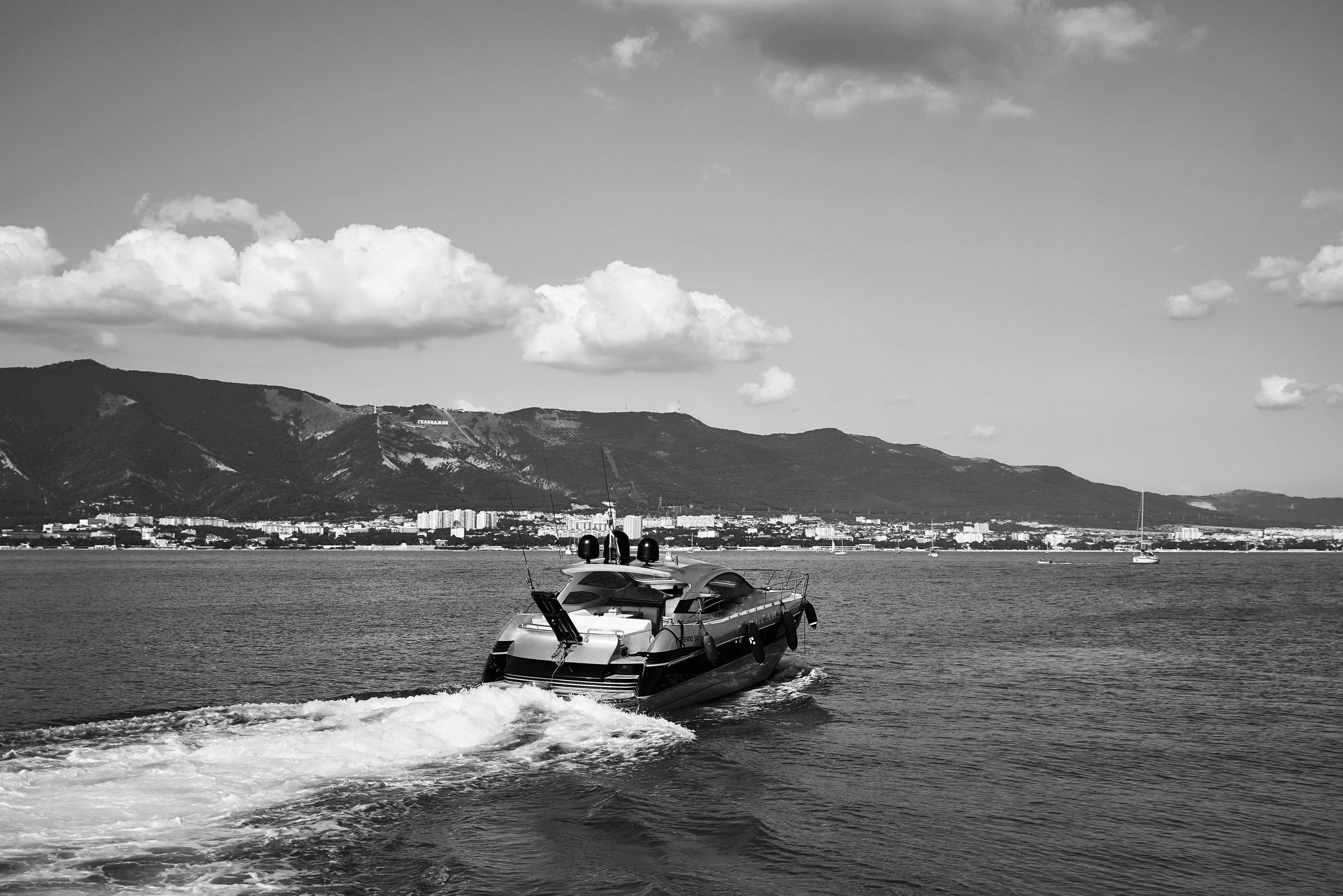 Прогулка на яхте в день свадьбы вместе с фото и видео Твинс Студио. ТВИНС СТУДИО — лучшие свадебные фотографы и видеографы в Краснодаре