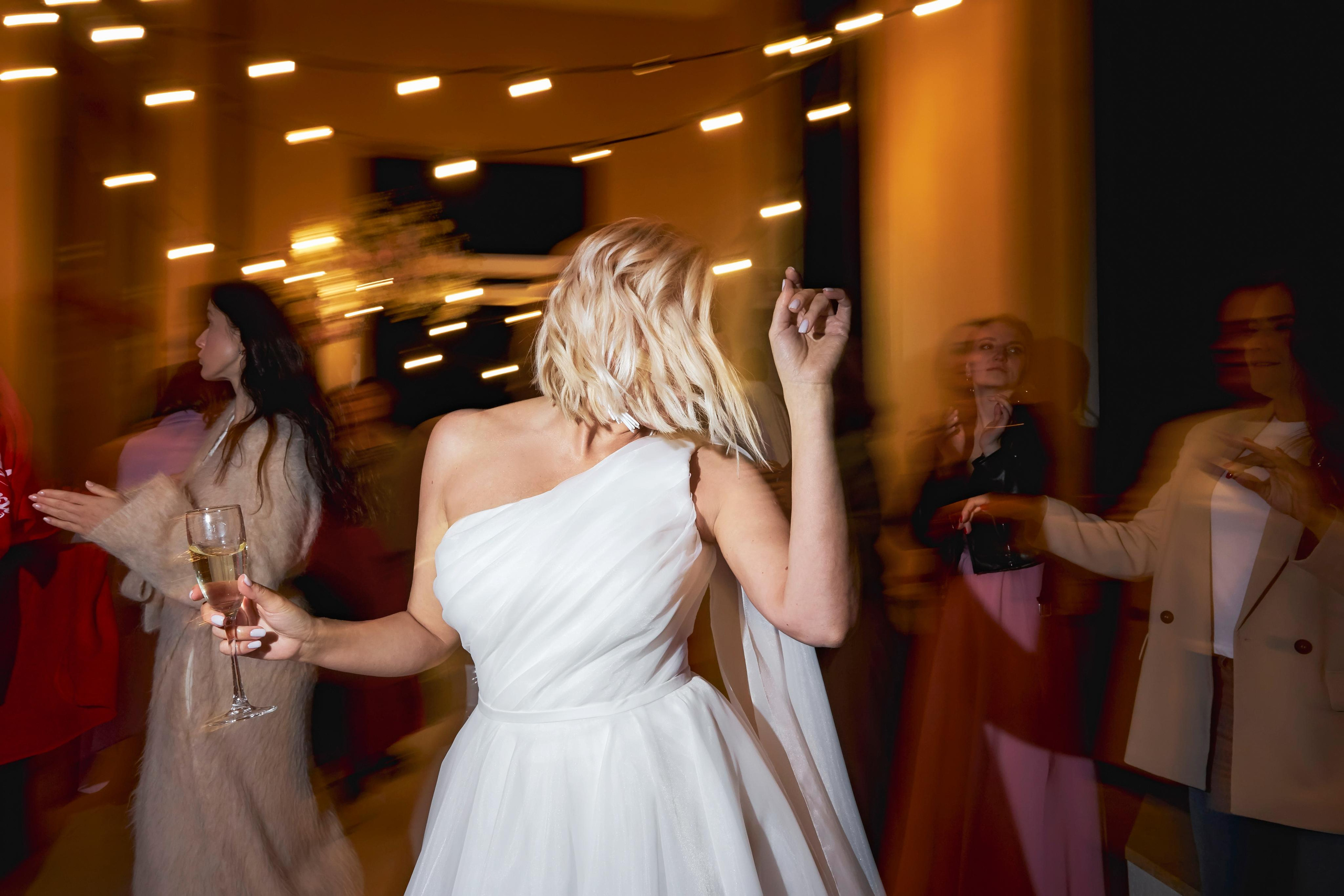 Свадьба в Красной Поляне от TWINS STUDIO в окружении гор. ТВИНС СТУДИО — лучшие свадебные фотографы и видеографы в Краснодаре