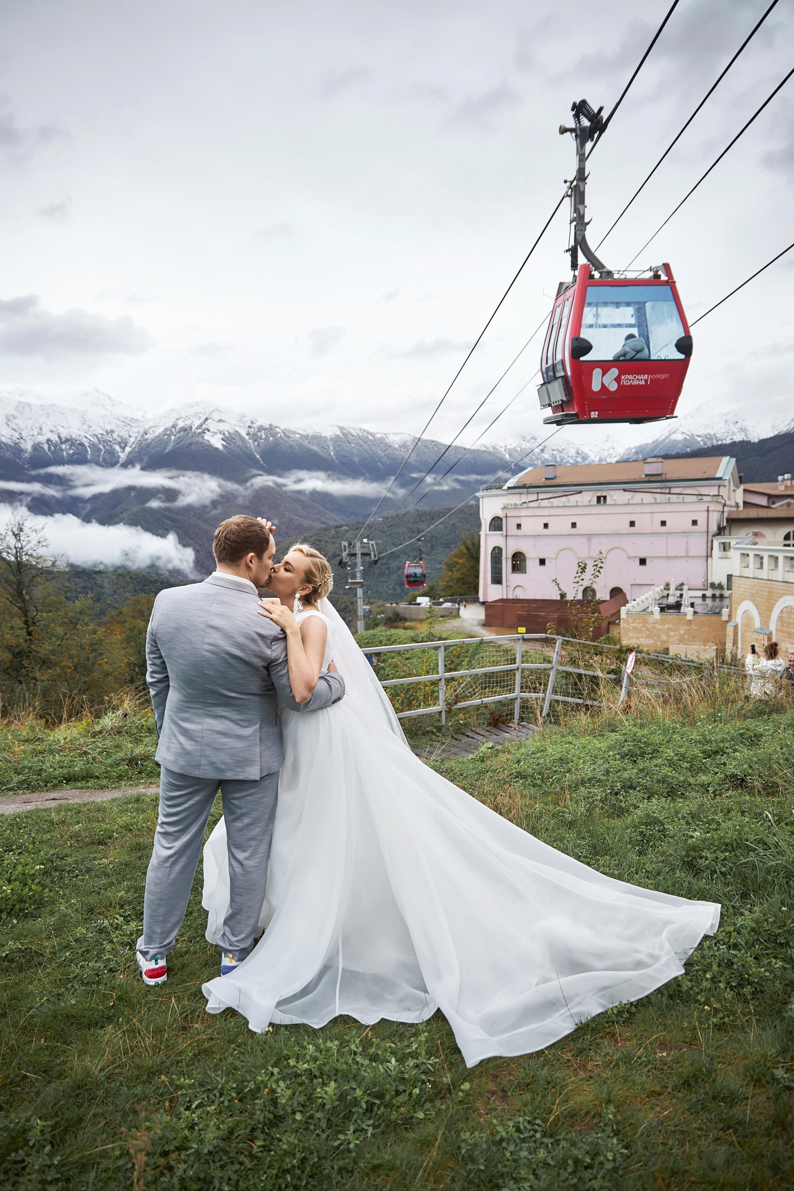 Свадьба в Красной Поляне от TWINS STUDIO в окружении гор. ТВИНС СТУДИО — лучшие свадебные фотографы и видеографы в Краснодаре