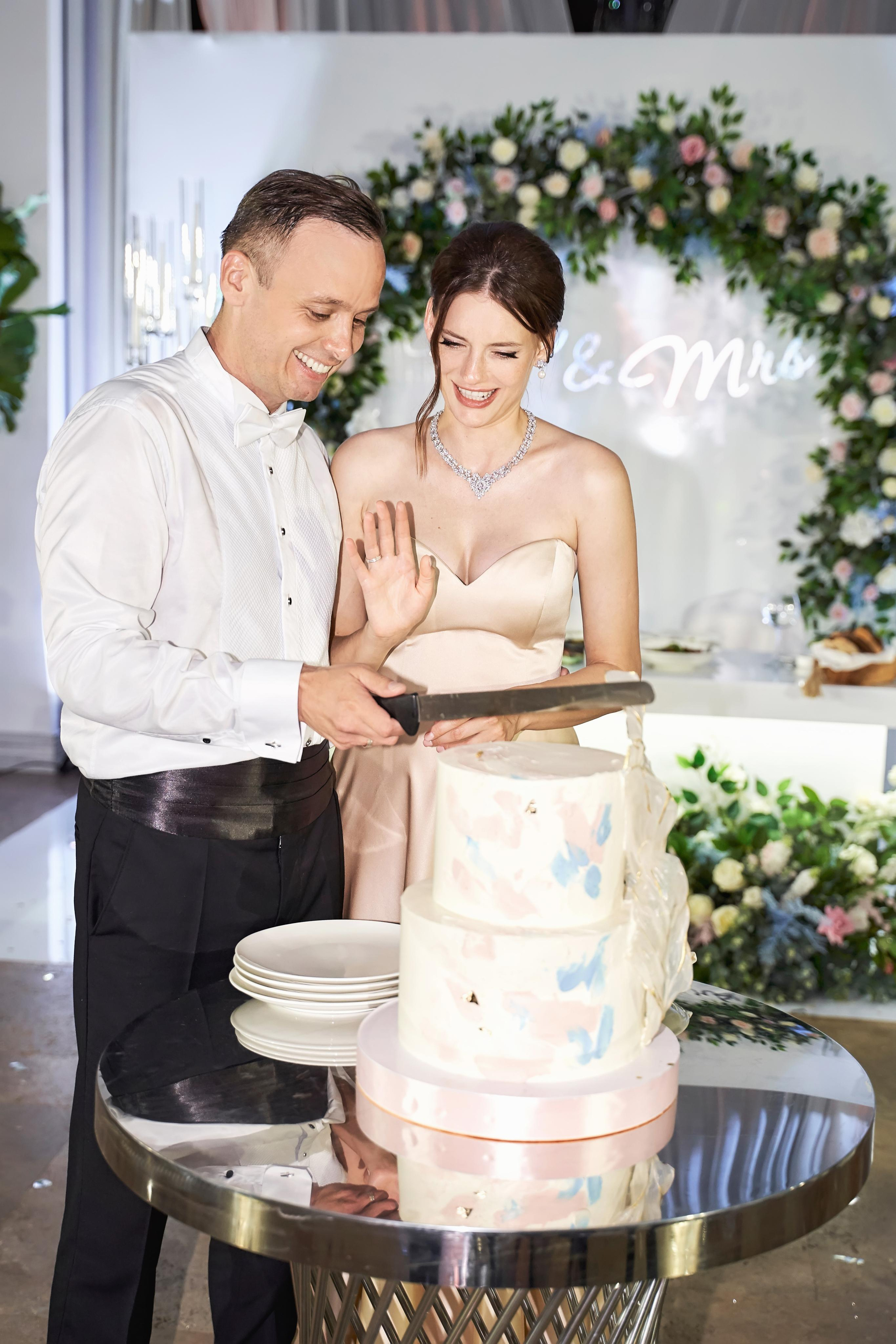 Прогулка на яхте в день свадьбы вместе с фото и видео Твинс Студио. ТВИНС СТУДИО — лучшие свадебные фотографы и видеографы в Краснодаре