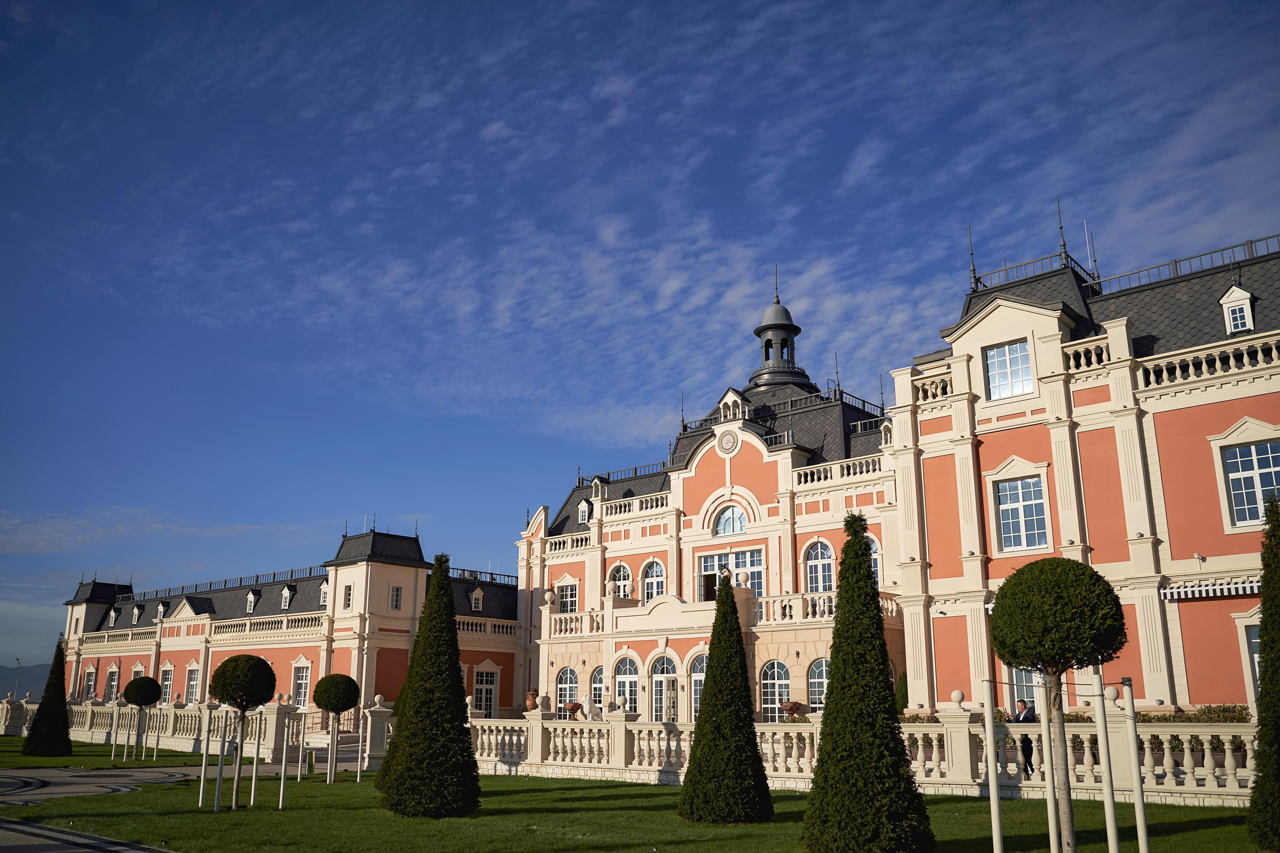 Красивая выездная регистрация в «Шато Де Талю» винодельня в Геленджике. ТВИНС СТУДИО — лучшие свадебные фотографы и видеографы в Краснодаре