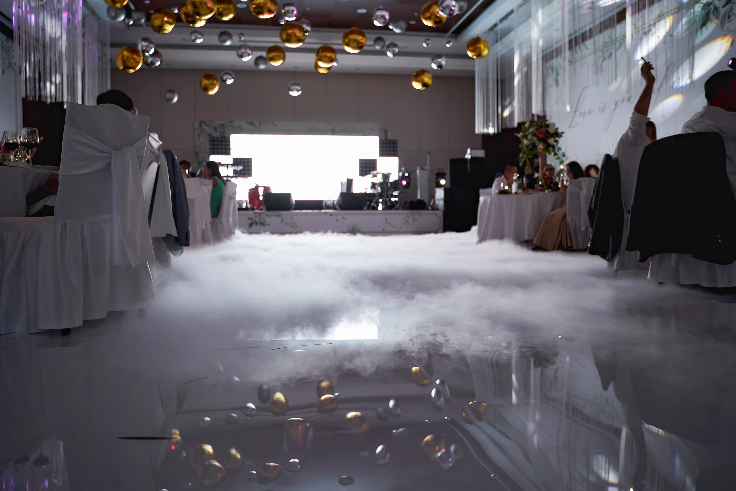 Красивая выездная регистрация в «Шато Де Талю» винодельня в Геленджике. ТВИНС СТУДИО — лучшие свадебные фотографы и видеографы в Краснодаре