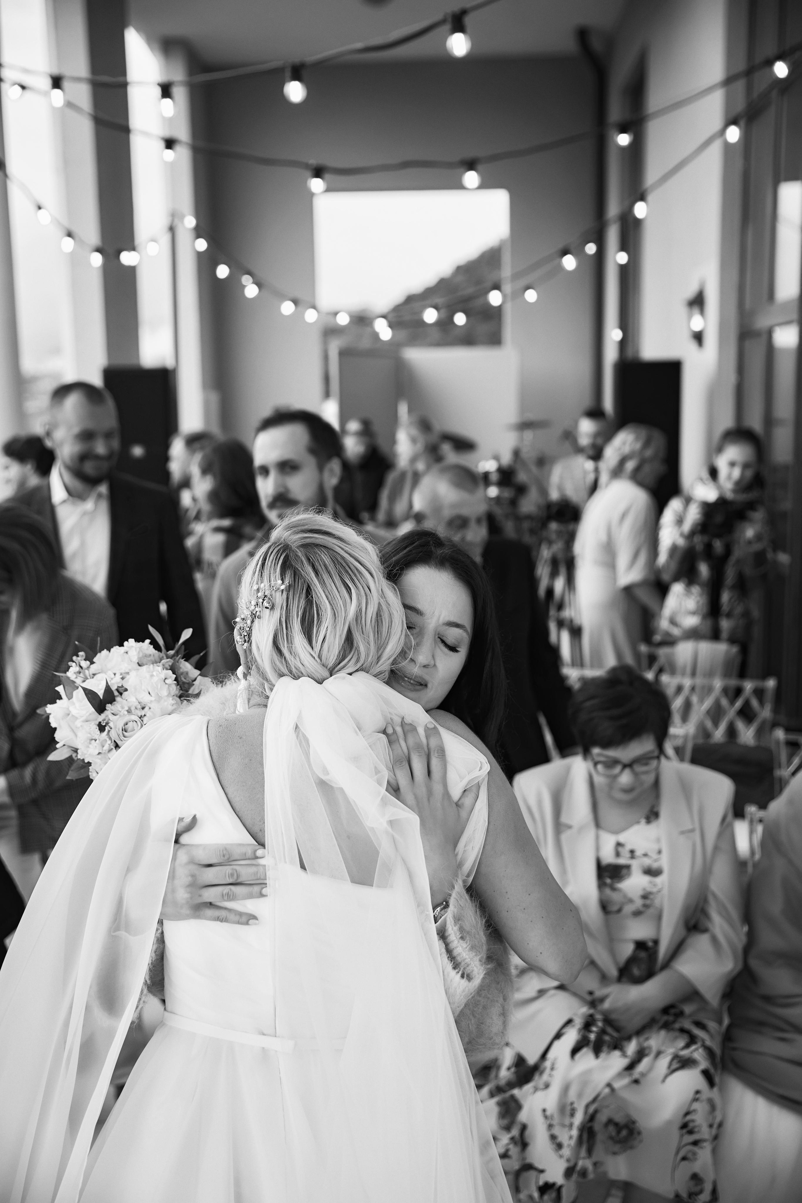 Свадьба в Красной Поляне от TWINS STUDIO в окружении гор. ТВИНС СТУДИО — лучшие свадебные фотографы и видеографы в Краснодаре