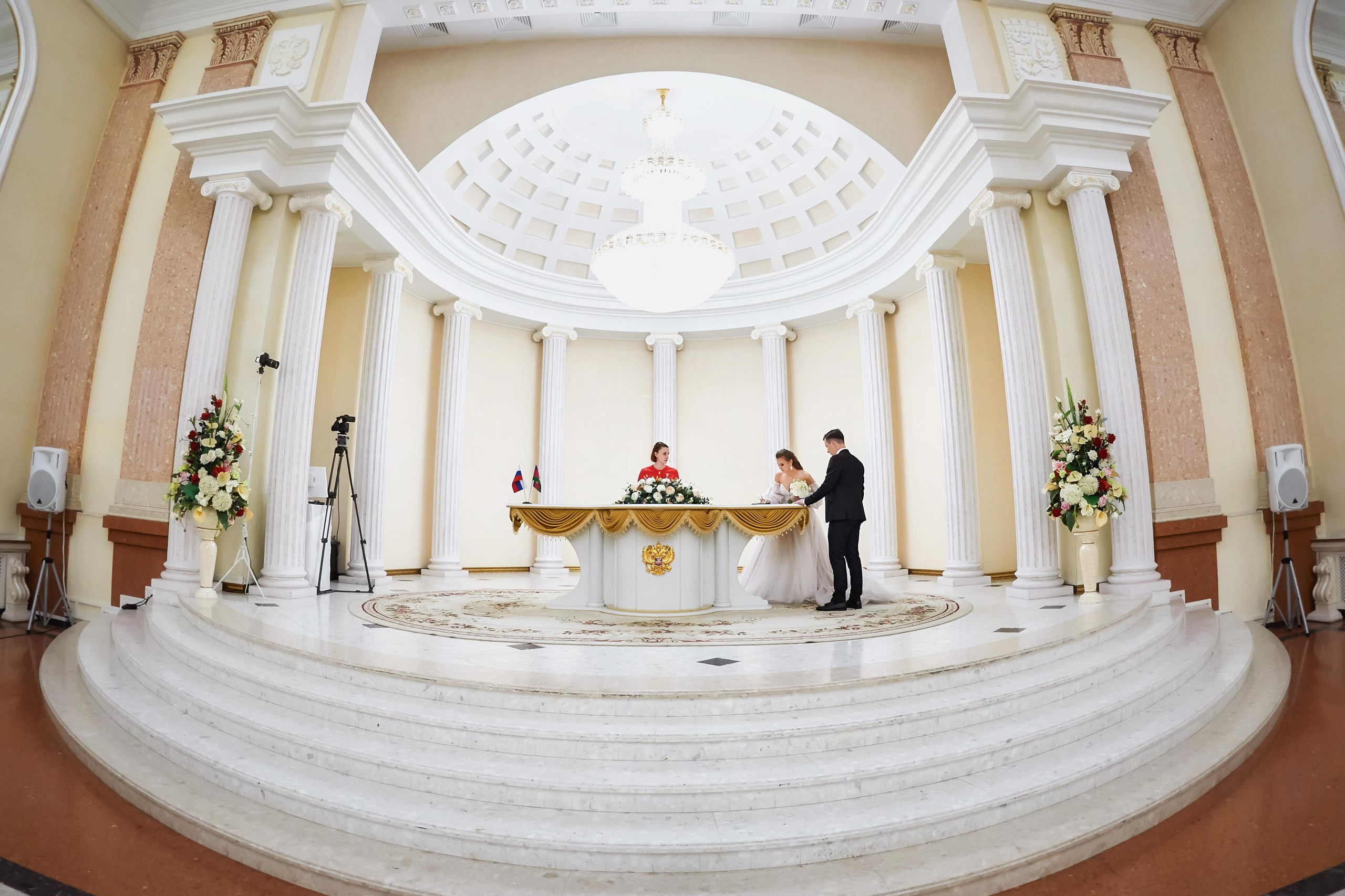 Камерная свадьба в фотостудии, парке Галицкого и Екатерининском загсе. ТВИНС СТУДИО — лучшие свадебные фотографы и видеографы в Краснодаре