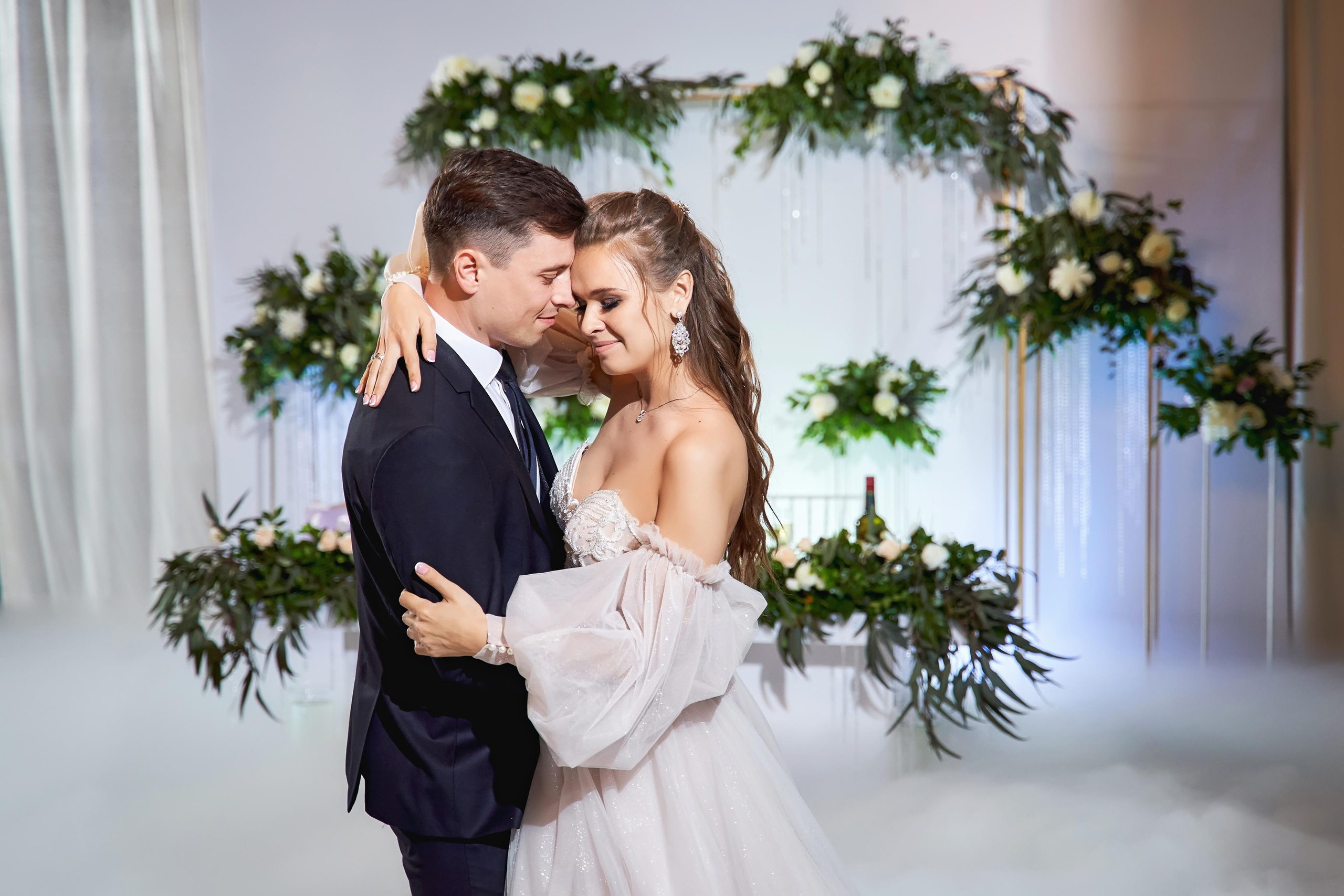 Камерная свадьба в фотостудии, парке Галицкого и Екатерининском загсе. ТВИНС СТУДИО — лучшие свадебные фотографы и видеографы в Краснодаре