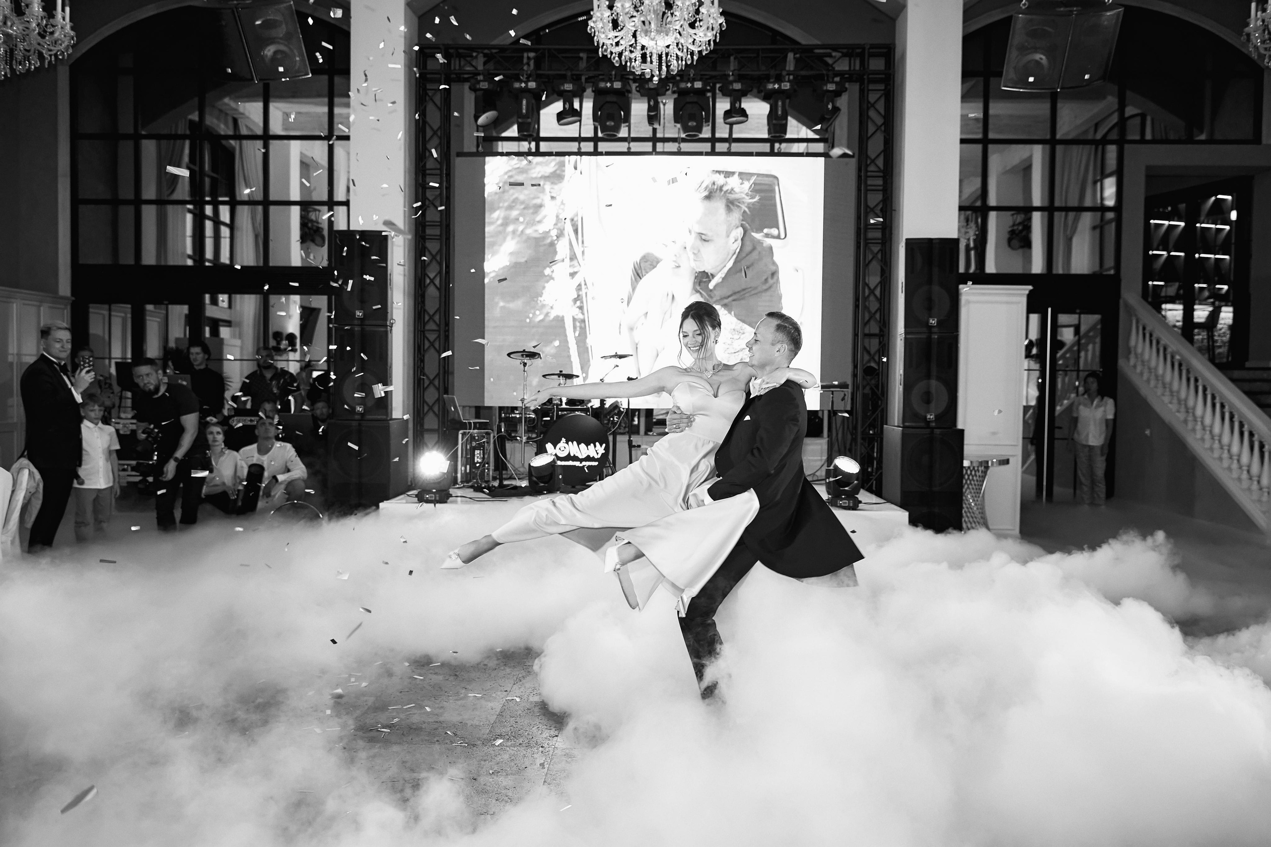 Прогулка на яхте в день свадьбы вместе с фото и видео Твинс Студио. ТВИНС СТУДИО — лучшие свадебные фотографы и видеографы в Краснодаре