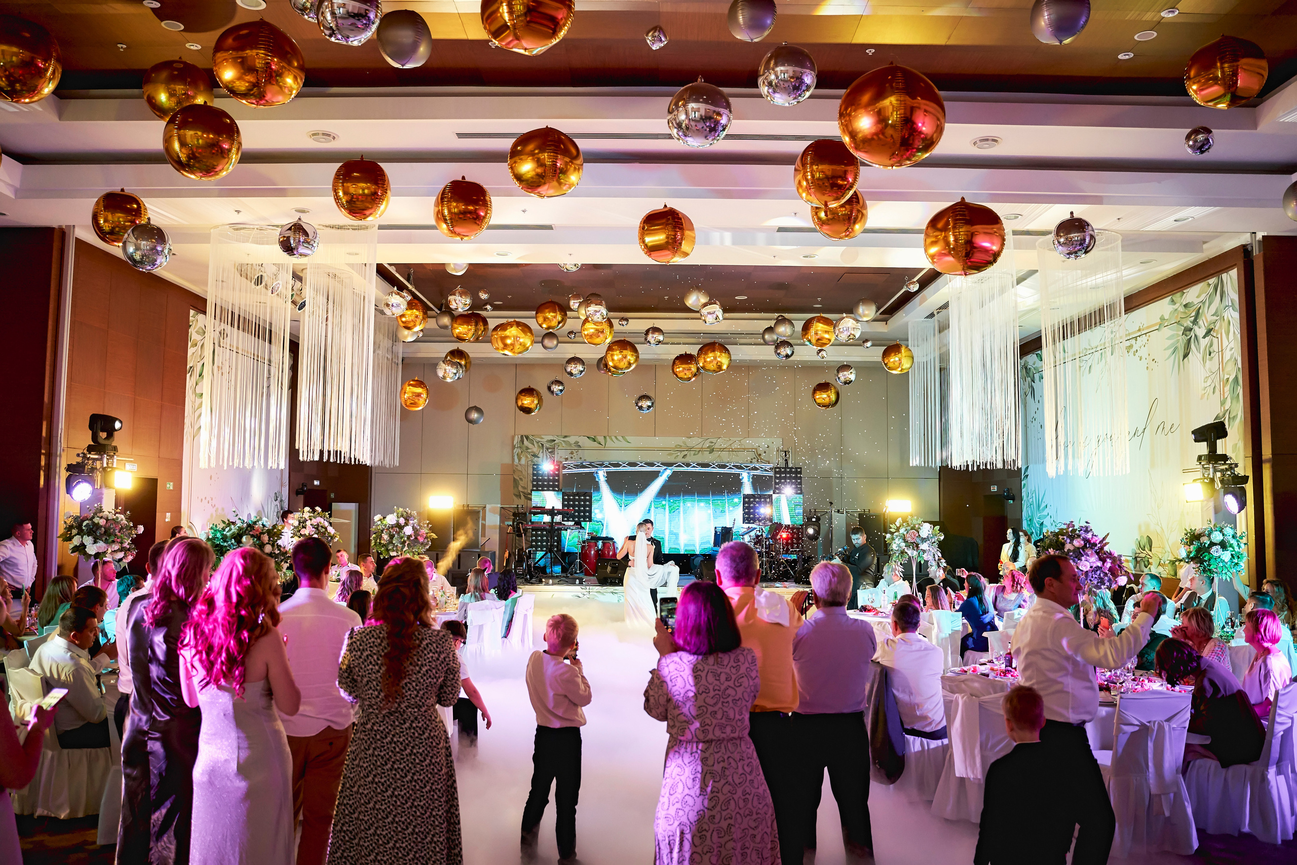 Красивая выездная регистрация в «Шато Де Талю» винодельня в Геленджике. ТВИНС СТУДИО — лучшие свадебные фотографы и видеографы в Краснодаре