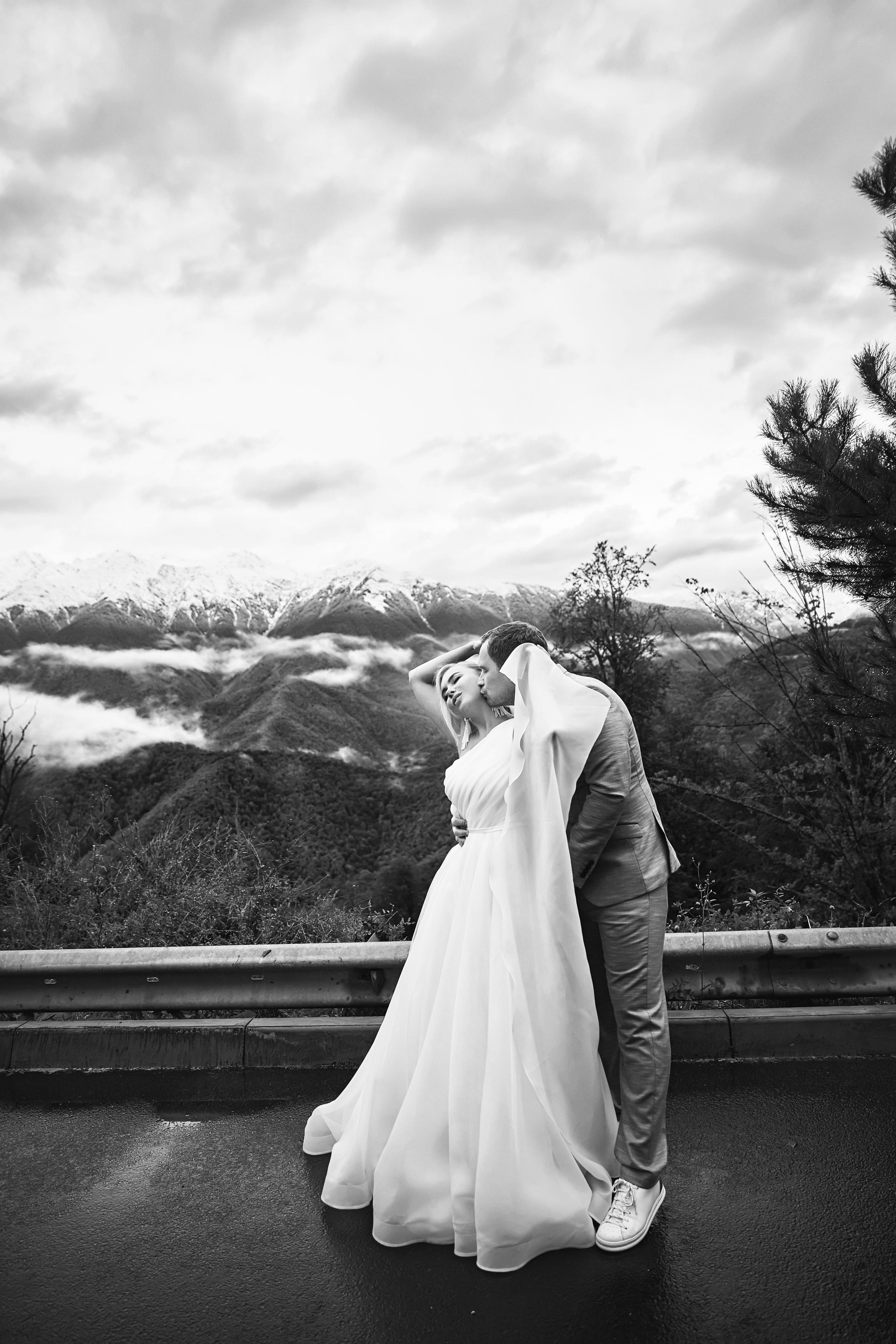 Свадьба в Красной Поляне от TWINS STUDIO в окружении гор. ТВИНС СТУДИО — лучшие свадебные фотографы и видеографы в Краснодаре