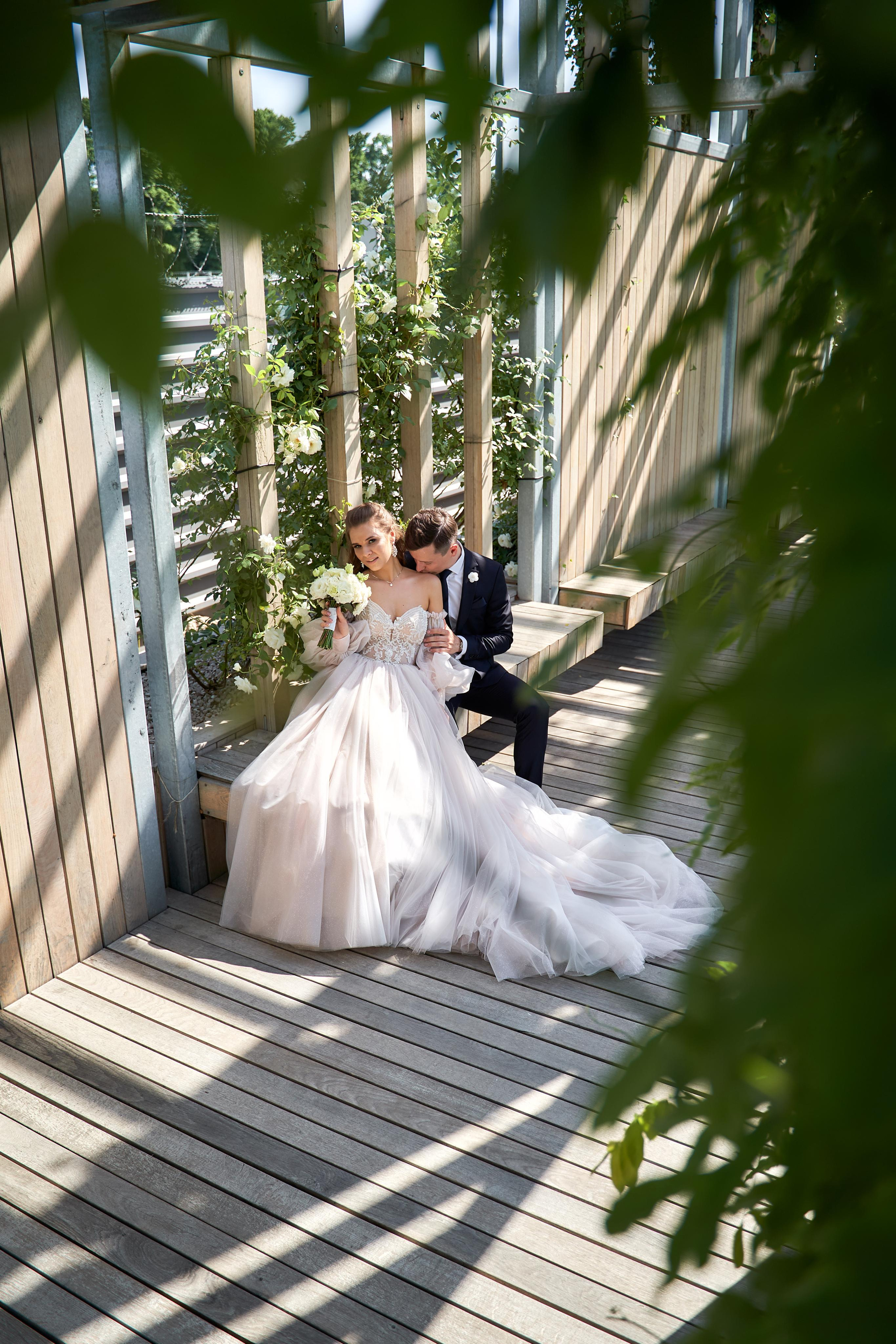 Камерная свадьба в фотостудии, парке Галицкого и Екатерининском загсе. ТВИНС СТУДИО — лучшие свадебные фотографы и видеографы в Краснодаре