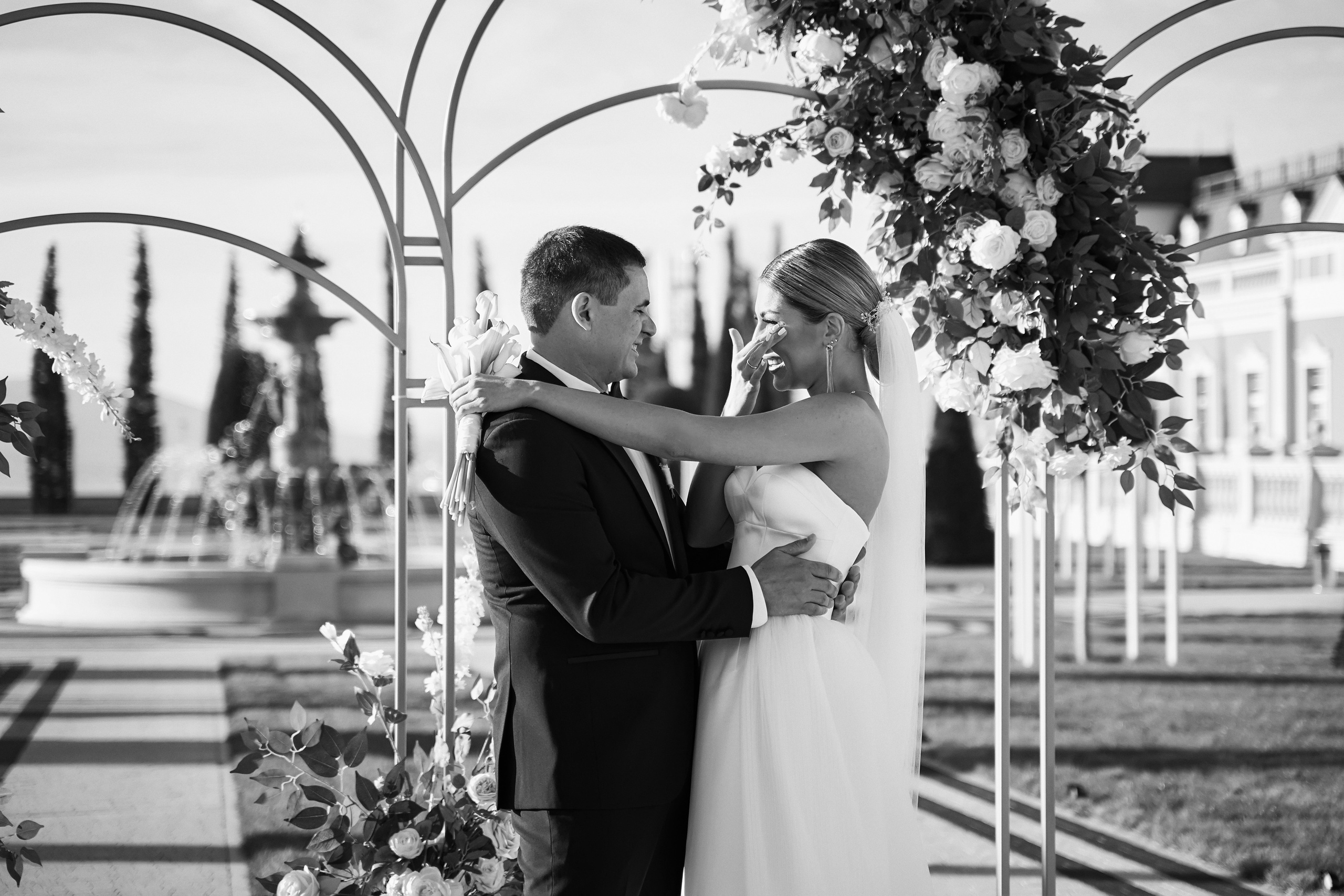 Красивая выездная регистрация в «Шато Де Талю» винодельня в Геленджике. ТВИНС СТУДИО — лучшие свадебные фотографы и видеографы в Краснодаре