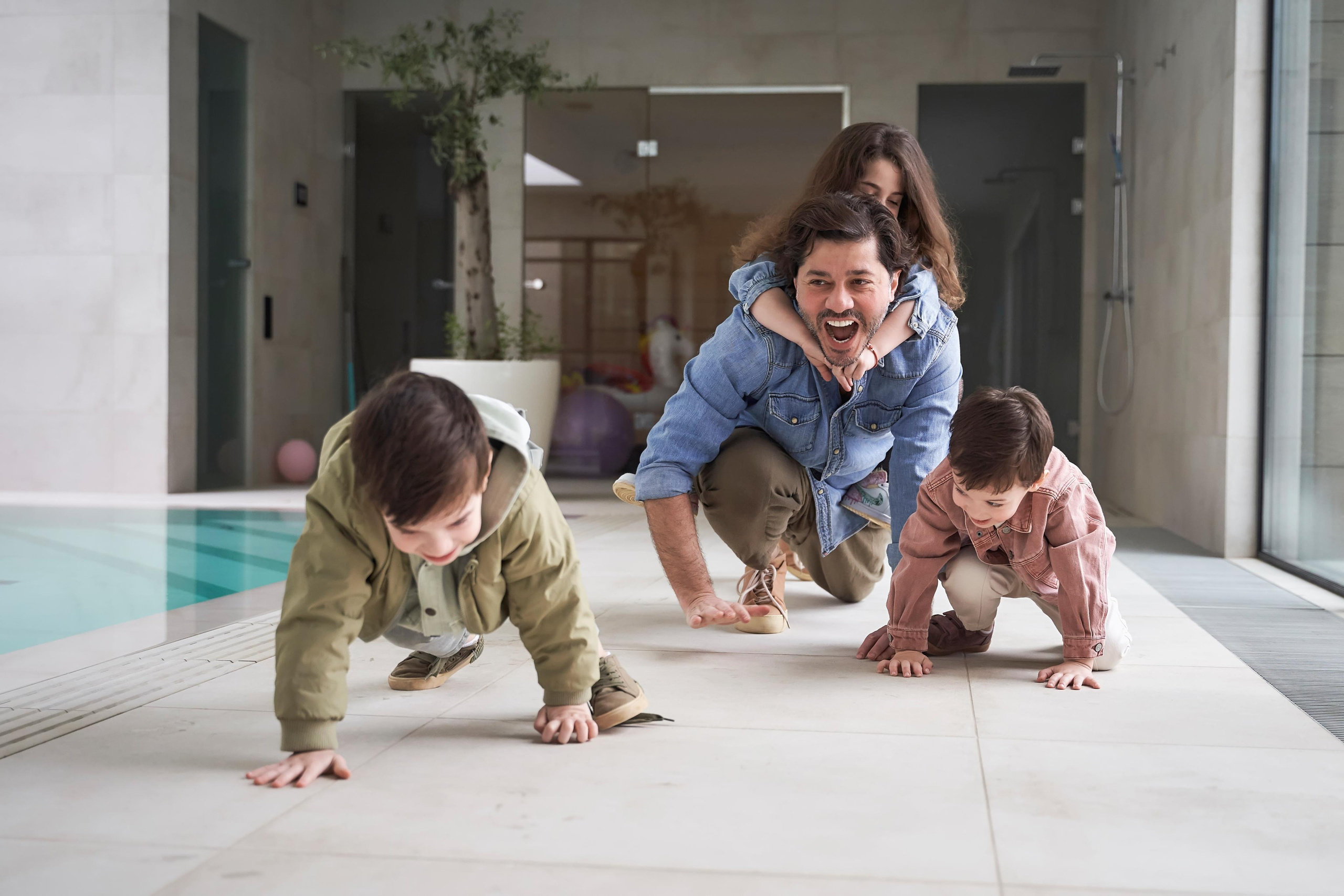 Самир Азарян и «три торнадо» Семейная фотосъёмка от Твинс Студио. ТВИНС СТУДИО — лучшие свадебные фотографы и видеографы в Краснодаре