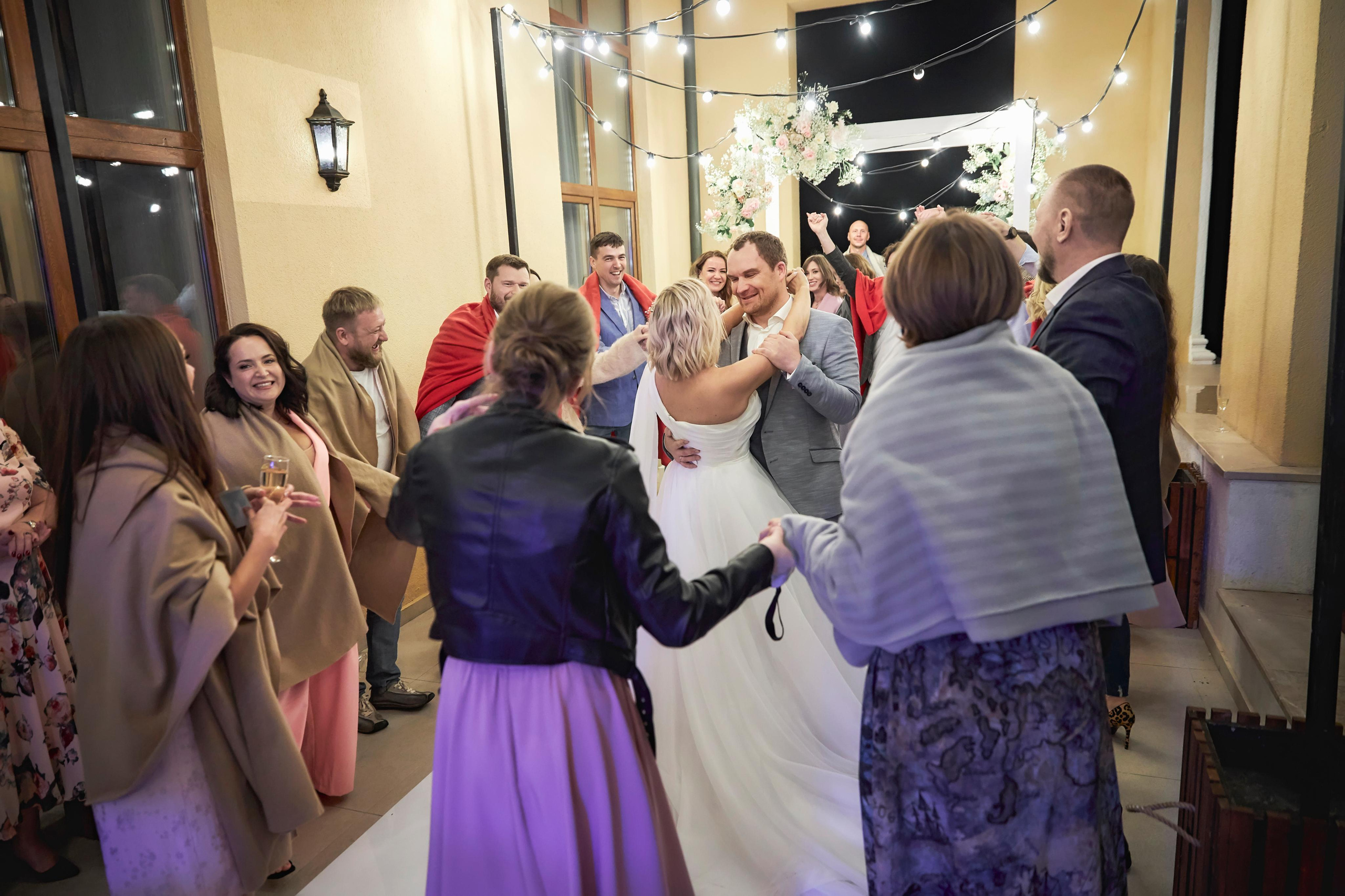 Свадьба в Красной Поляне от TWINS STUDIO в окружении гор. ТВИНС СТУДИО — лучшие свадебные фотографы и видеографы в Краснодаре