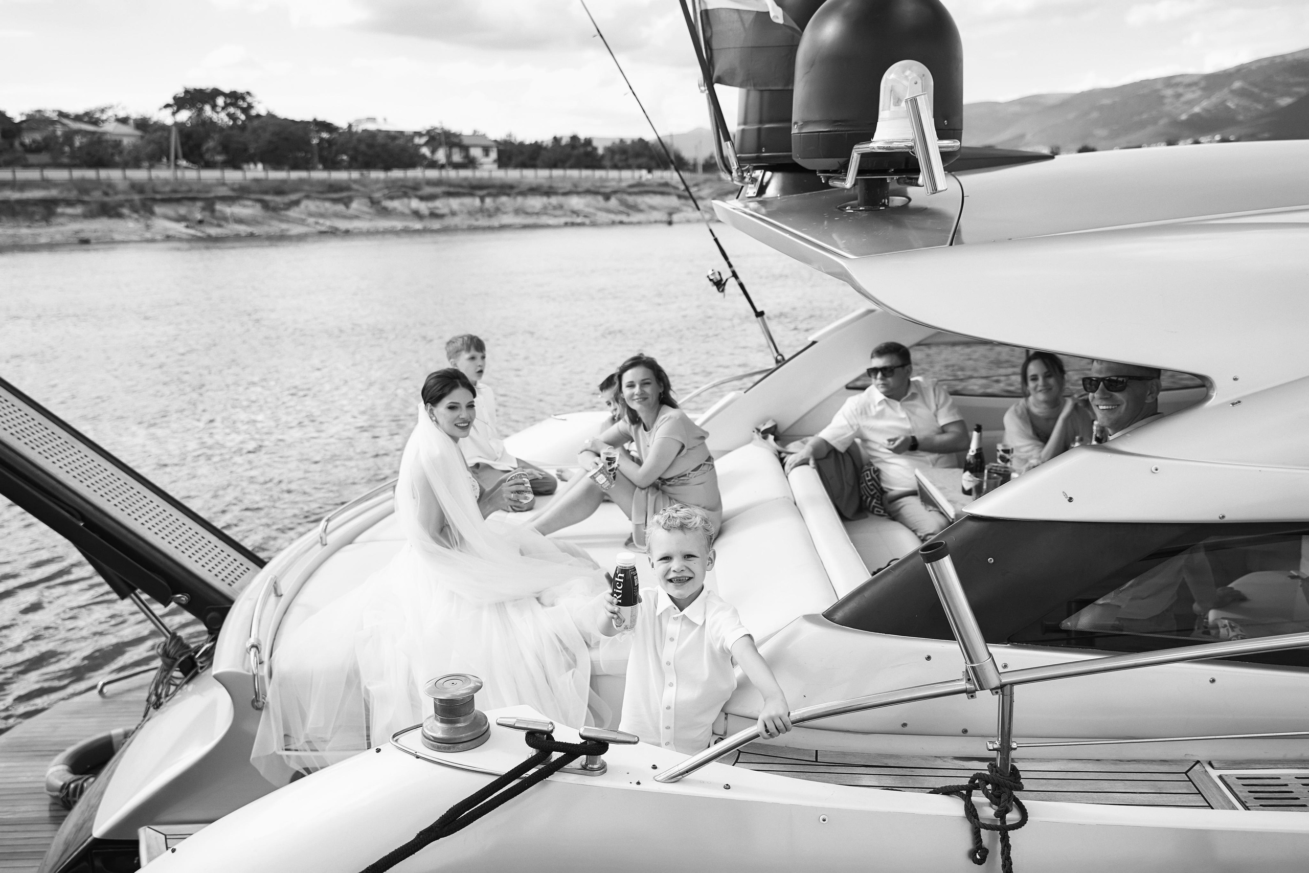 Прогулка на яхте в день свадьбы вместе с фото и видео Твинс Студио. ТВИНС СТУДИО — лучшие свадебные фотографы и видеографы в Краснодаре