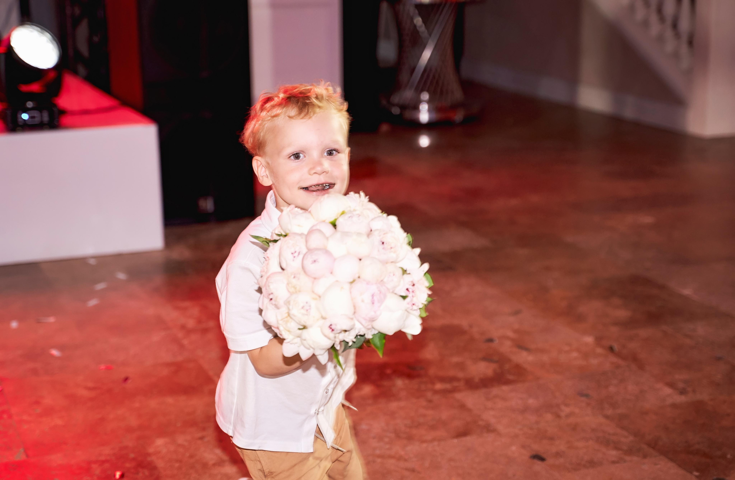 Прогулка на яхте в день свадьбы вместе с фото и видео Твинс Студио. ТВИНС СТУДИО — лучшие свадебные фотографы и видеографы в Краснодаре