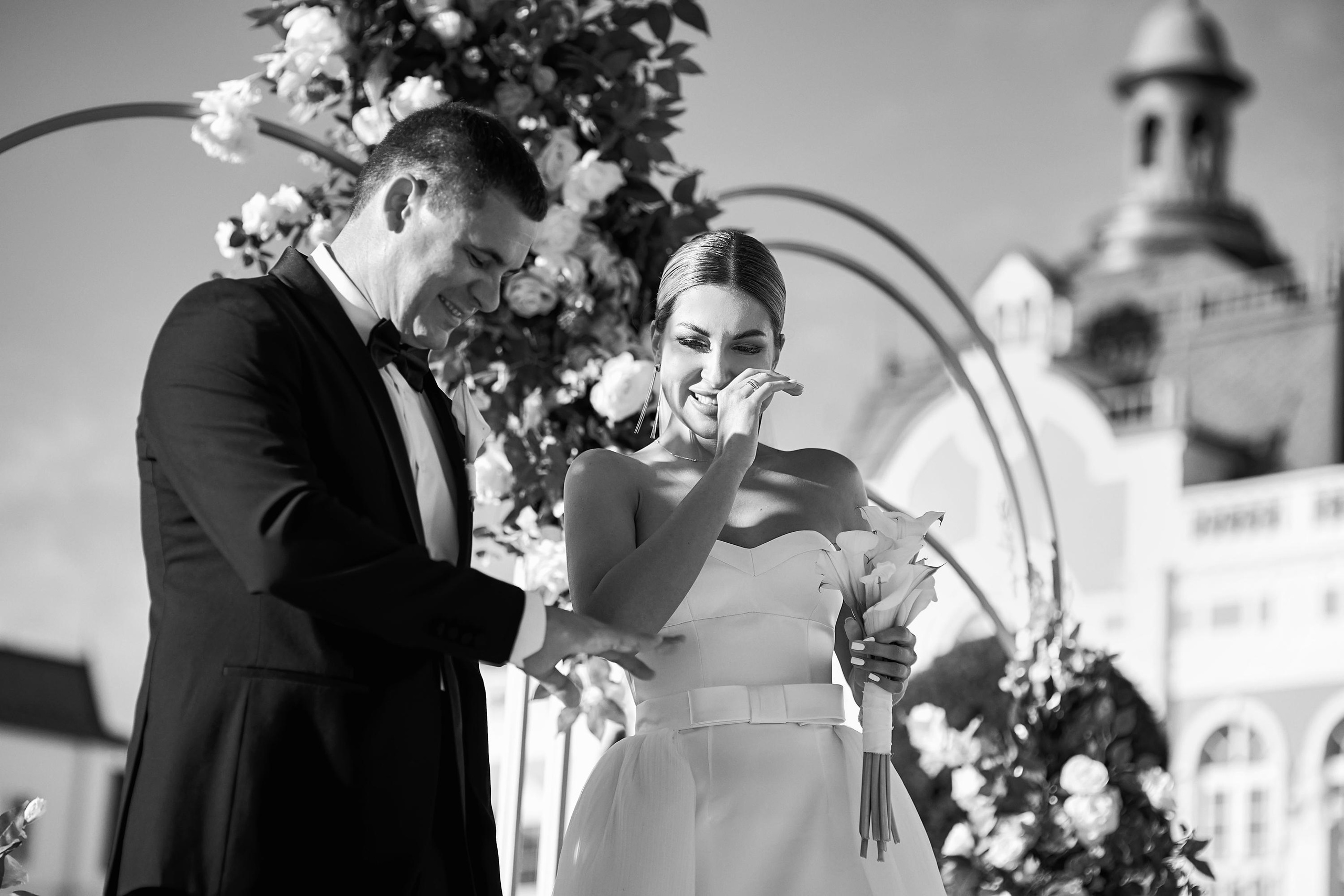 Красивая выездная регистрация в «Шато Де Талю» винодельня в Геленджике. ТВИНС СТУДИО — лучшие свадебные фотографы и видеографы в Краснодаре