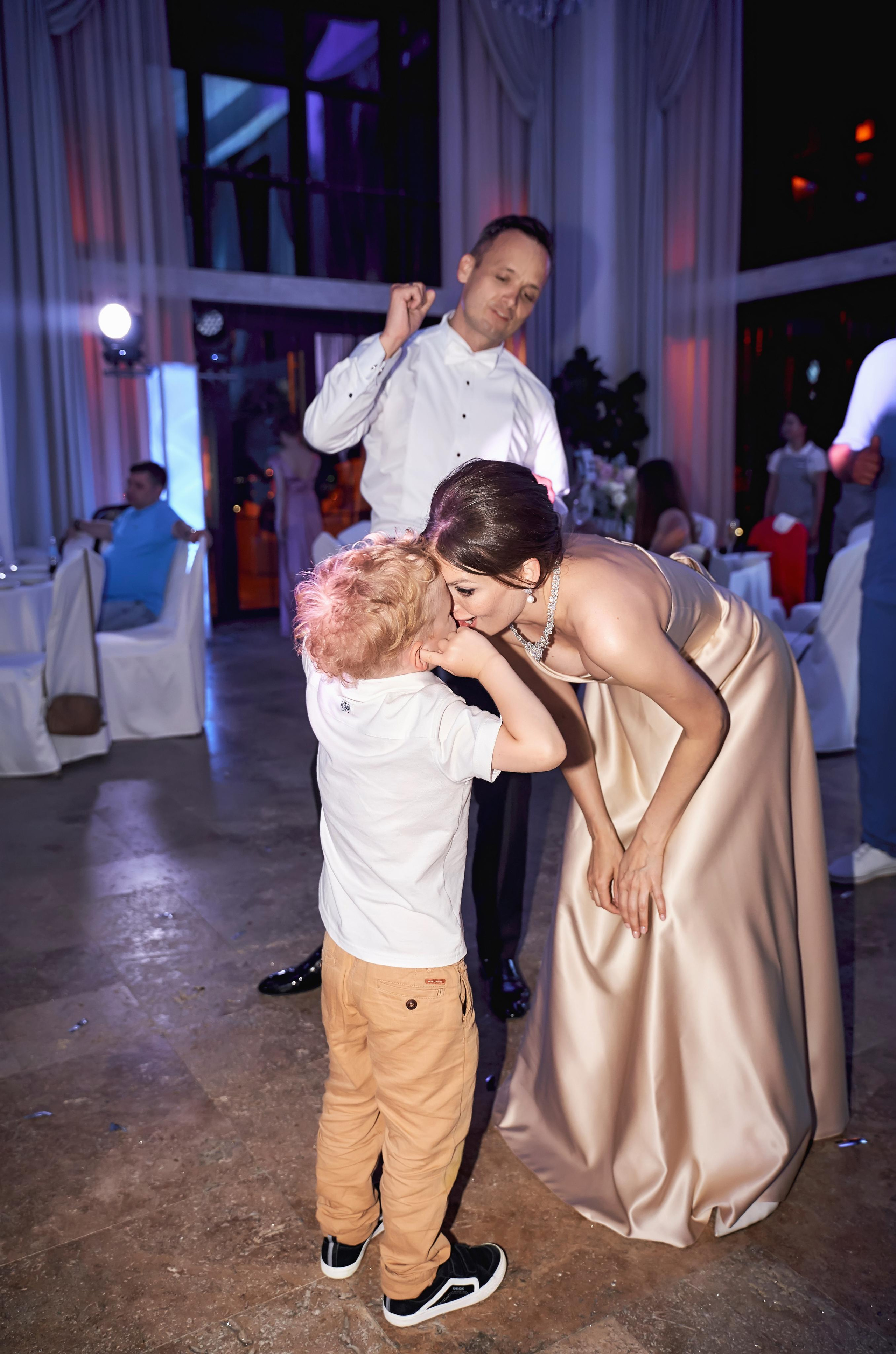 Прогулка на яхте в день свадьбы вместе с фото и видео Твинс Студио. ТВИНС СТУДИО — лучшие свадебные фотографы и видеографы в Краснодаре