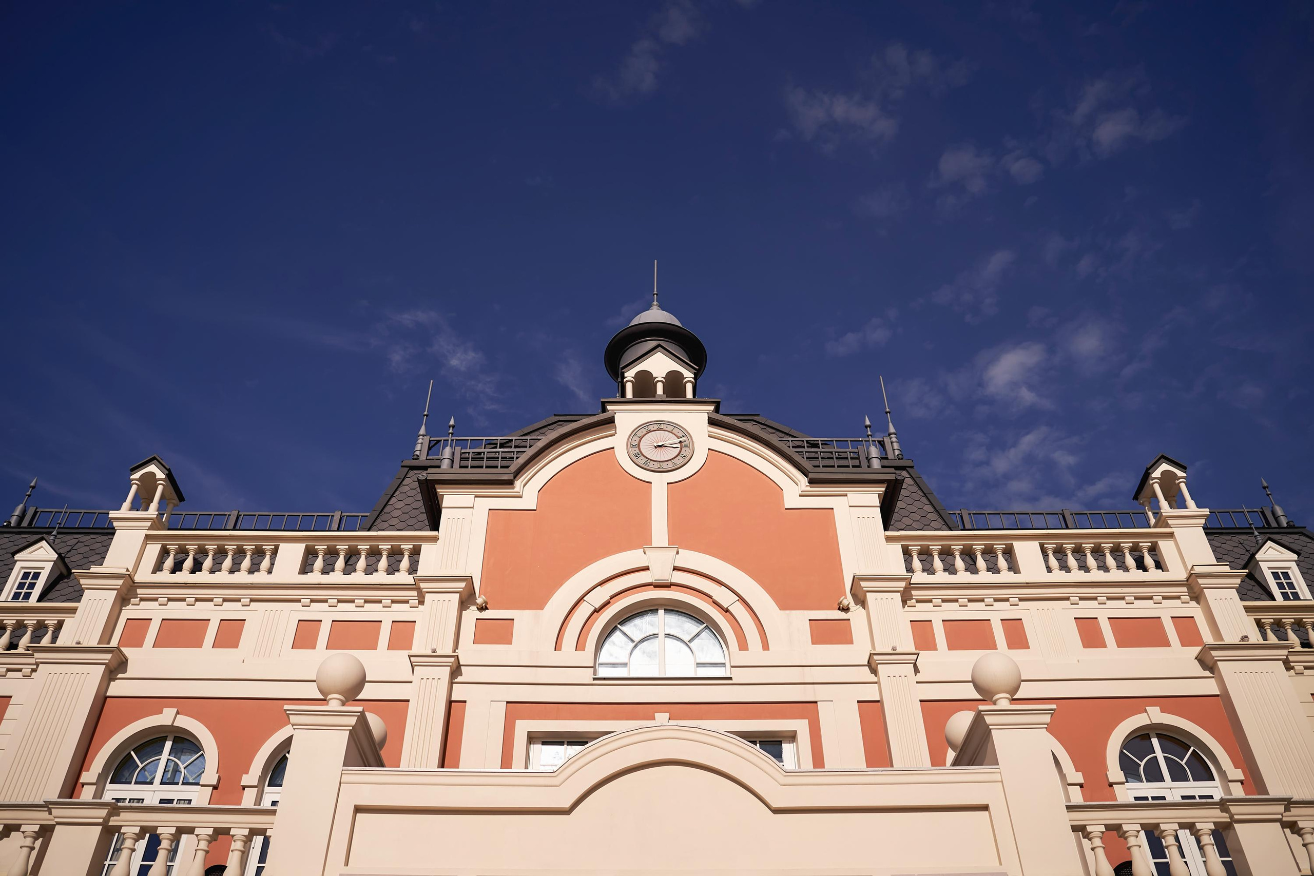 Красивая выездная регистрация в «Шато Де Талю» винодельня в Геленджике. ТВИНС СТУДИО — лучшие свадебные фотографы и видеографы в Краснодаре