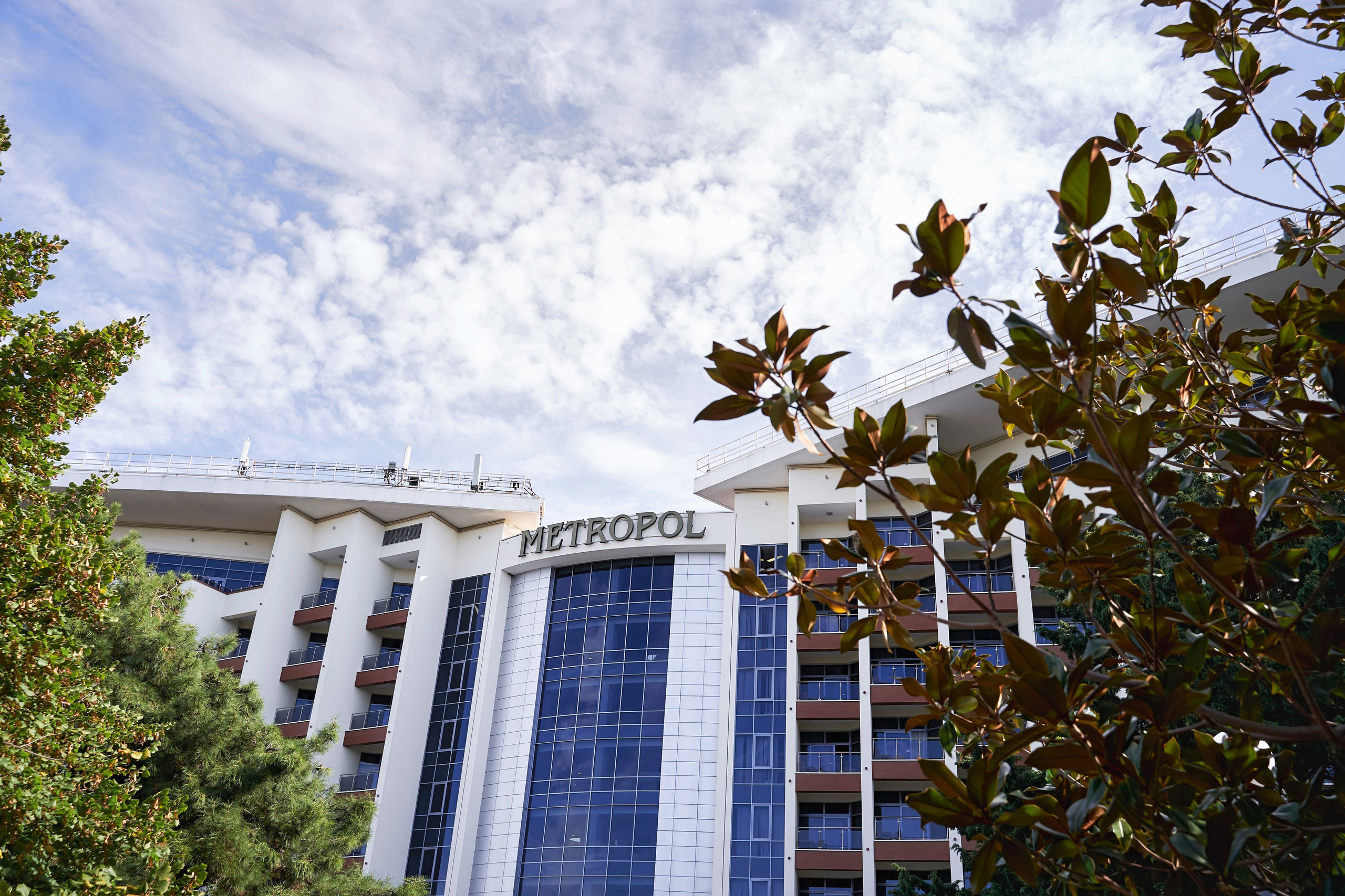 Красивая выездная регистрация в «Шато Де Талю» винодельня в Геленджике. ТВИНС СТУДИО — лучшие свадебные фотографы и видеографы в Краснодаре