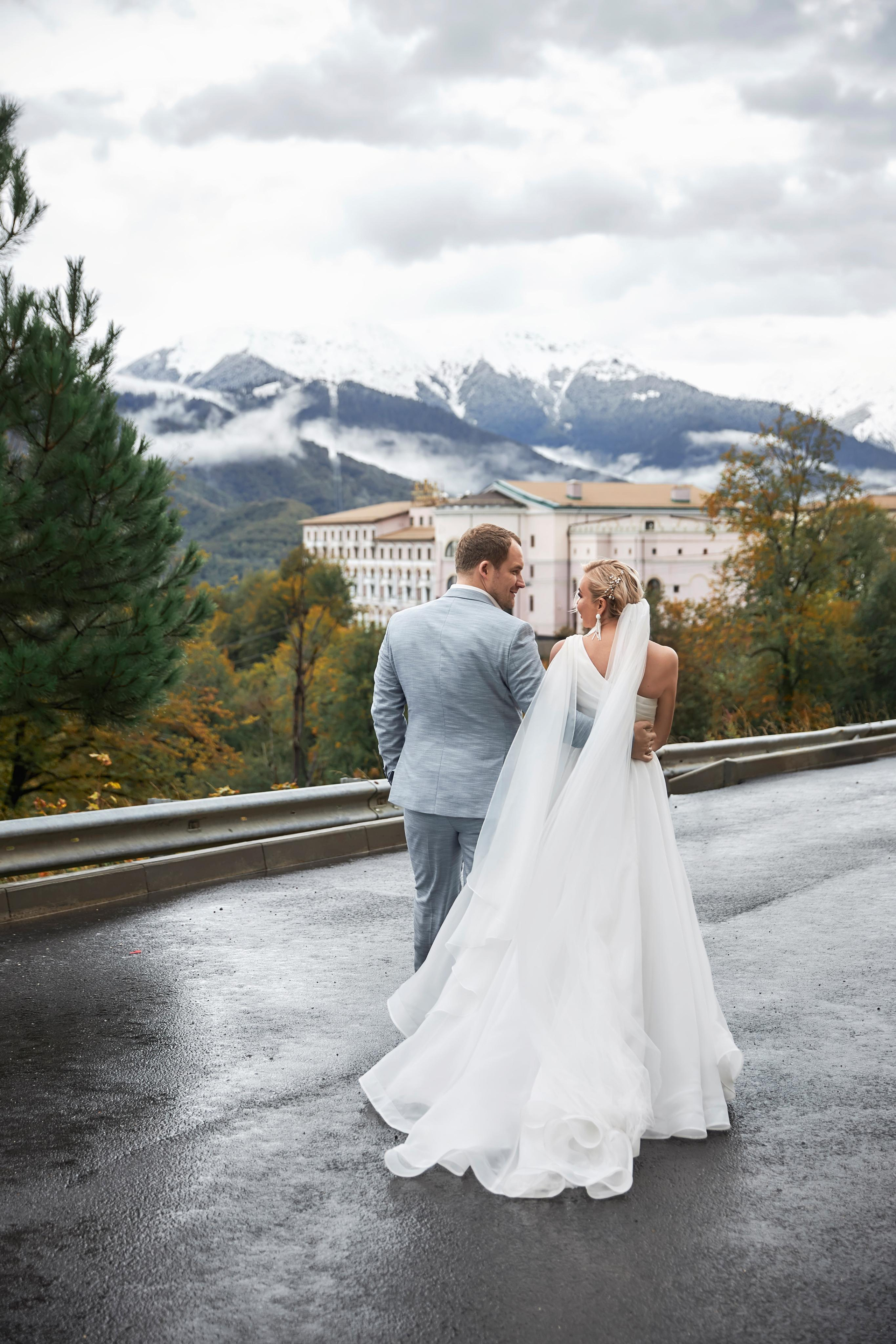 Свадьба в Красной Поляне от TWINS STUDIO в окружении гор. ТВИНС СТУДИО — лучшие свадебные фотографы и видеографы в Краснодаре