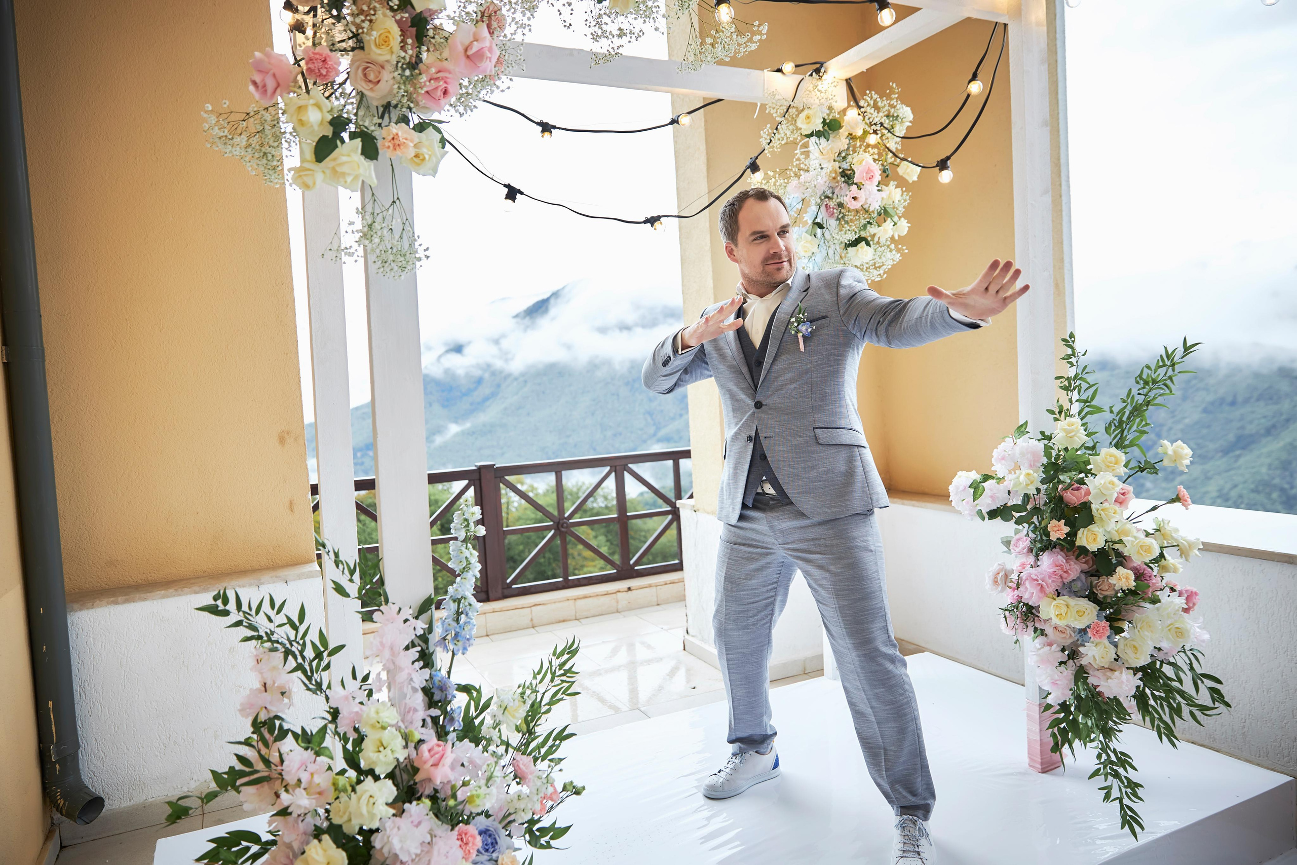 Свадьба в Красной Поляне от TWINS STUDIO в окружении гор. ТВИНС СТУДИО — лучшие свадебные фотографы и видеографы в Краснодаре